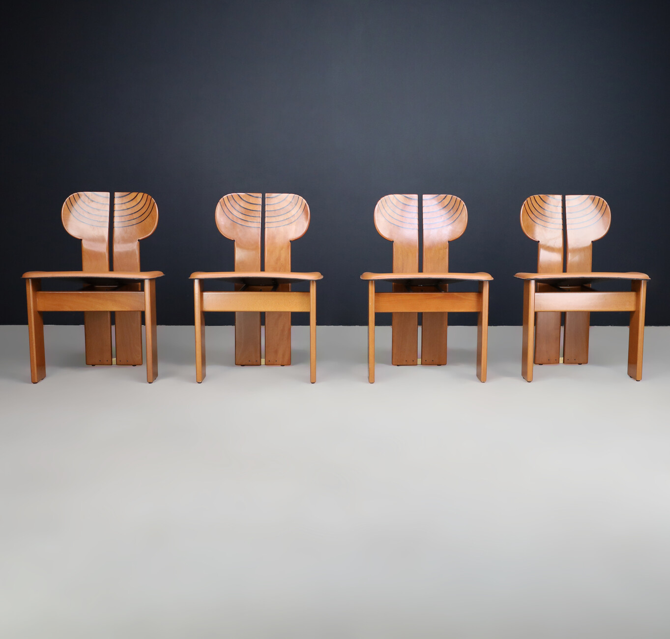 Afra & Tobia Scarpa for Maxalto Set of eight 'Africa' DiningChairs in Walnut, cognac brown Leather and Brass Italy 1975. Late-20th century