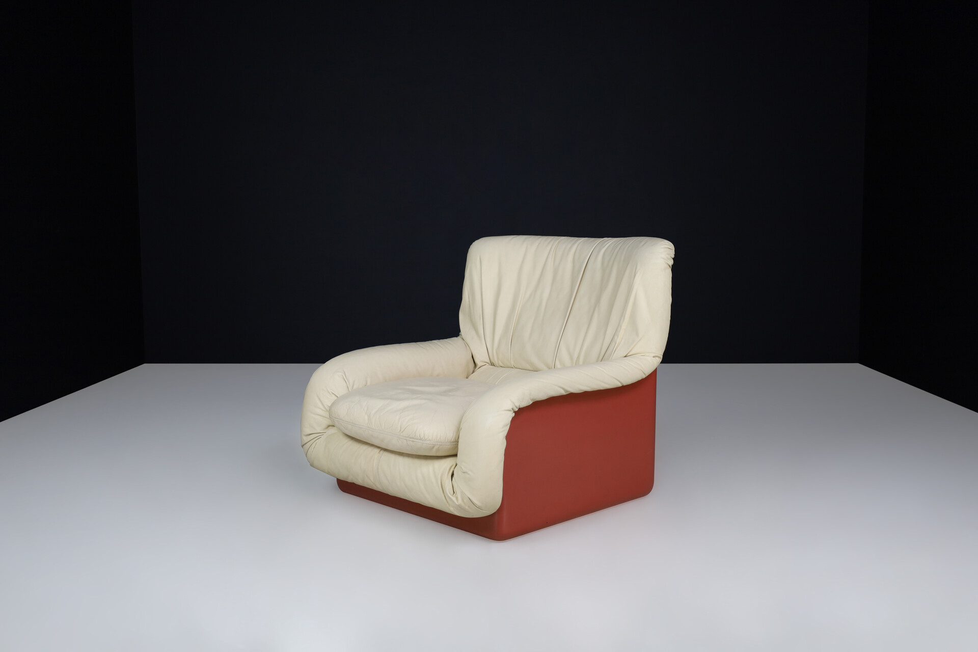 Ammannati & Vitelli for Rossi di Albizzate Fiberglas and Leather Lounge Chair Italy 1970s Late-20th century