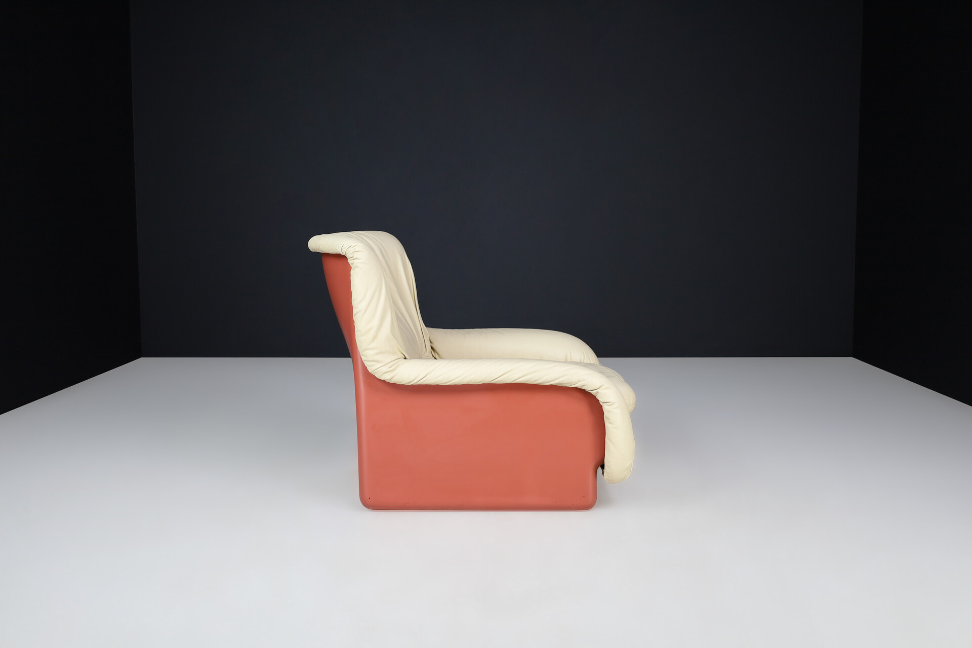 Ammannati & Vitelli for Rossi di Albizzate Fiberglas and Leather Lounge Chair Italy 1970s Late-20th century