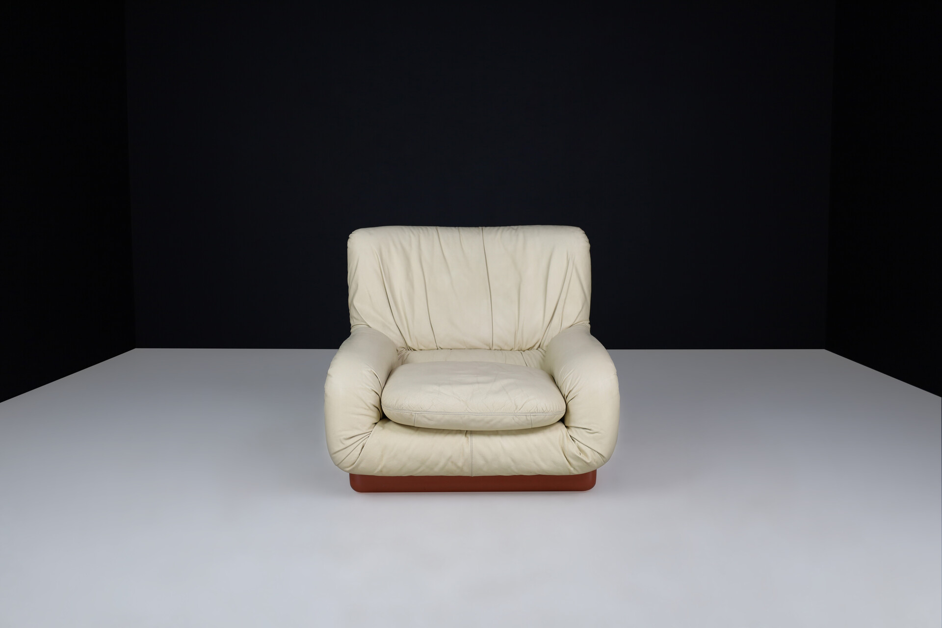 Ammannati & Vitelli for Rossi di Albizzate Fiberglas and Leather Lounge Chair Italy 1970s Late-20th century