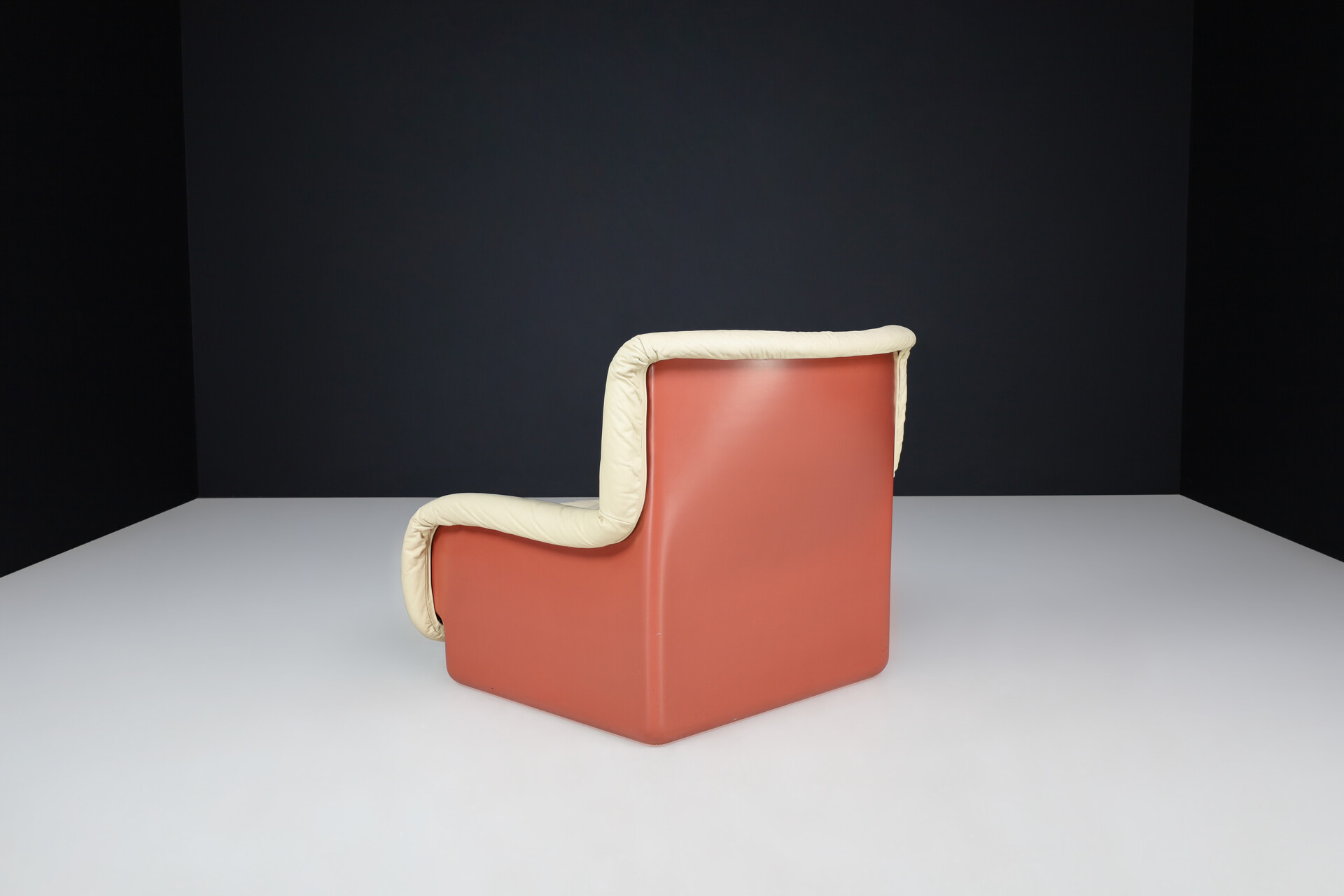 Ammannati & Vitelli for Rossi di Albizzate Fiberglas and Leather Lounge Chair Italy 1970s Late-20th century