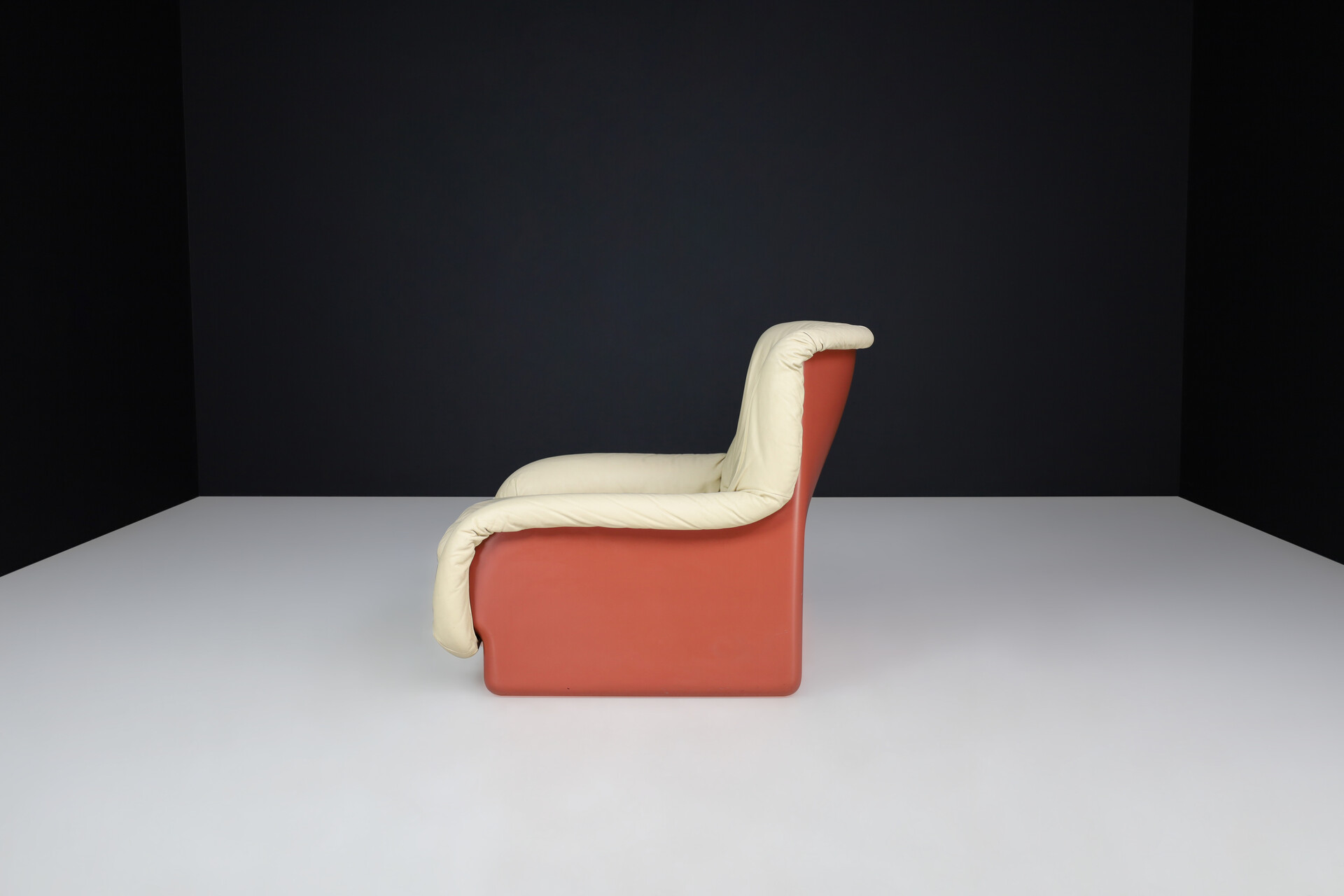 Ammannati & Vitelli for Rossi di Albizzate Fiberglas and Leather Lounge Chair Italy 1970s Late-20th century