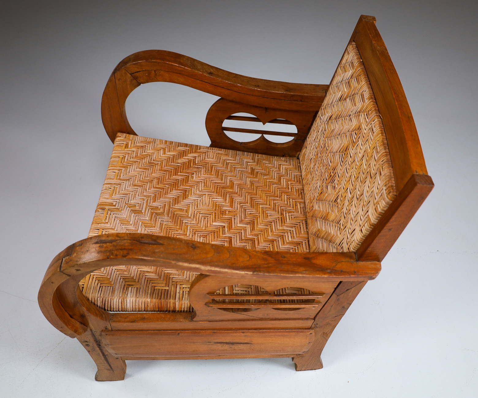 British Colonial Rattan and Wood Art Deco Lounge Chair, India 1920s Early-20th century