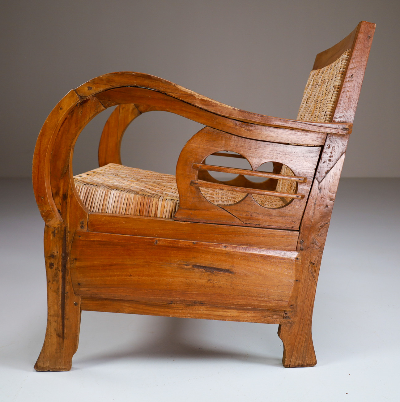 British Colonial Rattan and Wood Art Deco Lounge Chair, India 1920s Early-20th century