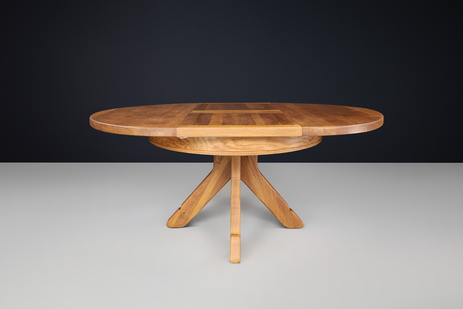 Brutalist Kunstmeubelen De Puydt Solid Round Rustic Oak Pedestal Table, Belgium 1970s Late-20th century