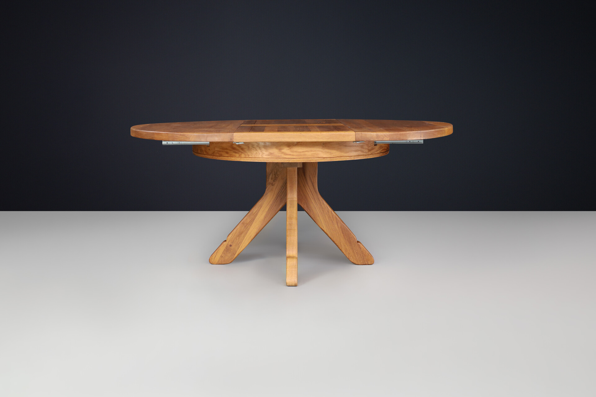 Brutalist Kunstmeubelen De Puydt Solid Round Rustic Oak Pedestal Table, Belgium 1970s Late-20th century