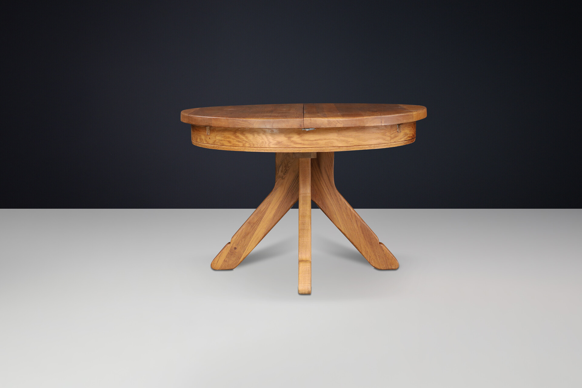 Brutalist Kunstmeubelen De Puydt Solid Round Rustic Oak Pedestal Table, Belgium 1970s Late-20th century