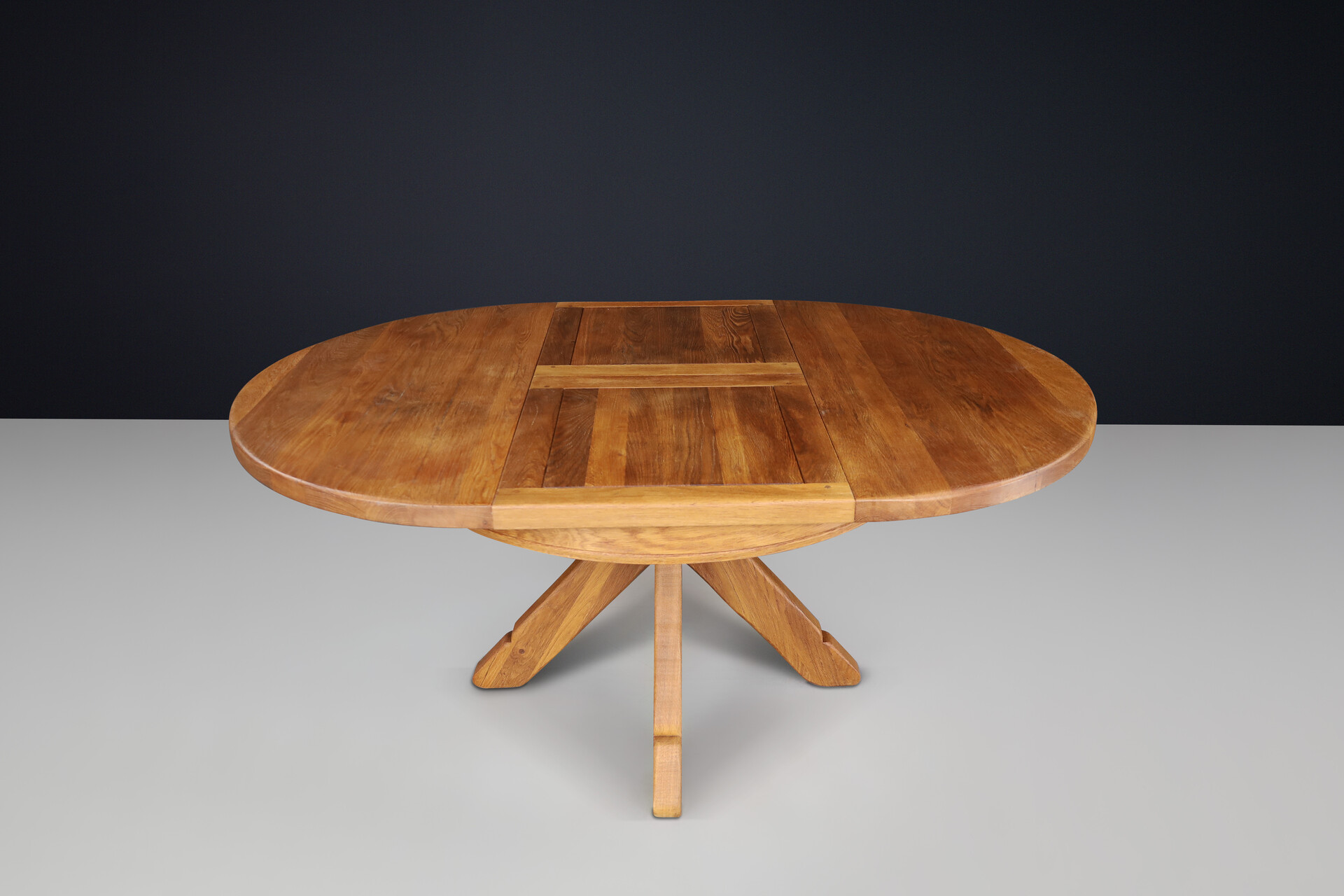 Brutalist Kunstmeubelen De Puydt Solid Round Rustic Oak Pedestal Table, Belgium 1970s Late-20th century