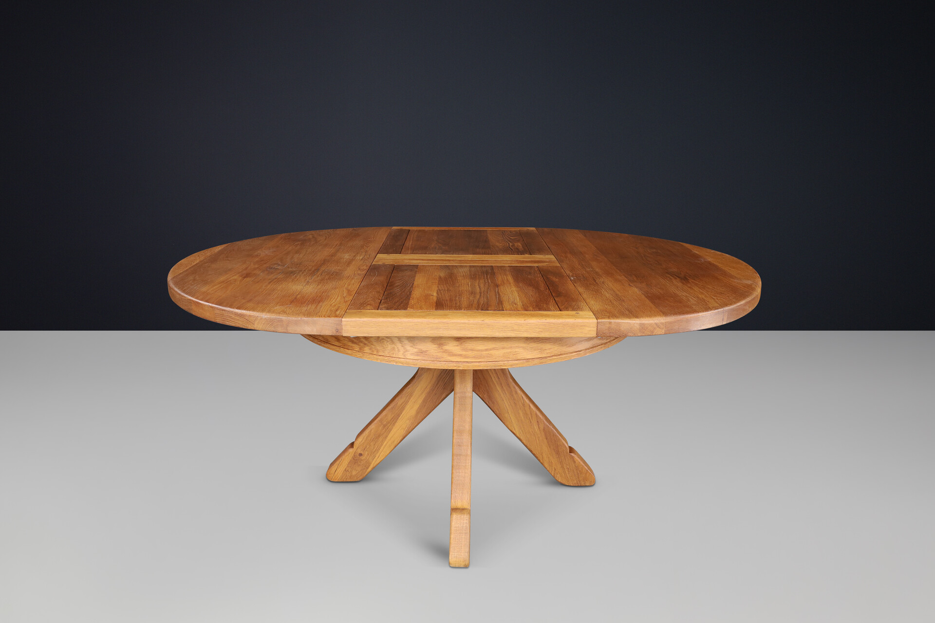 Brutalist Kunstmeubelen De Puydt Solid Round Rustic Oak Pedestal Table, Belgium 1970s Late-20th century