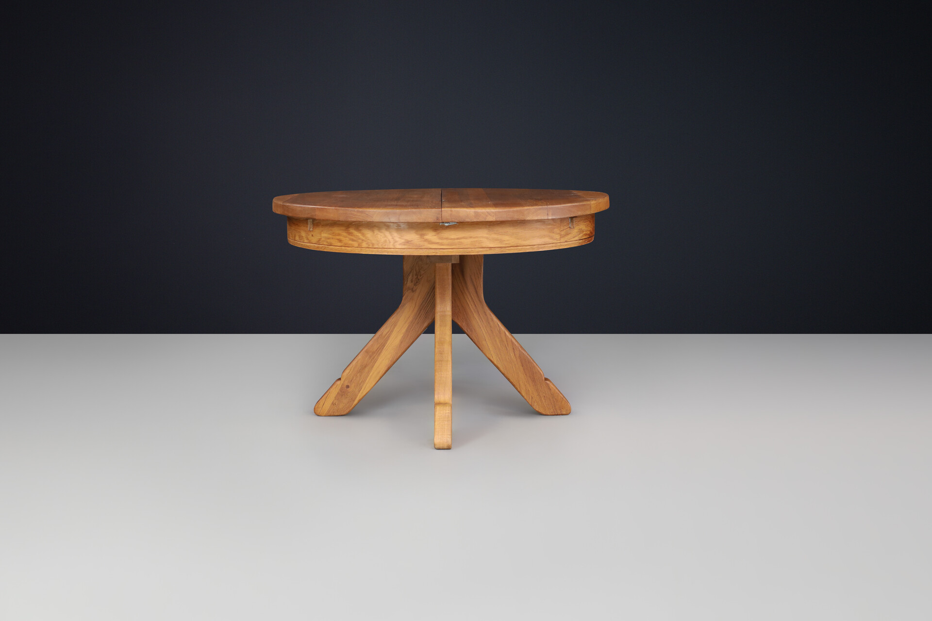 Brutalist Kunstmeubelen De Puydt Solid Round Rustic Oak Pedestal Table, Belgium 1970s Late-20th century