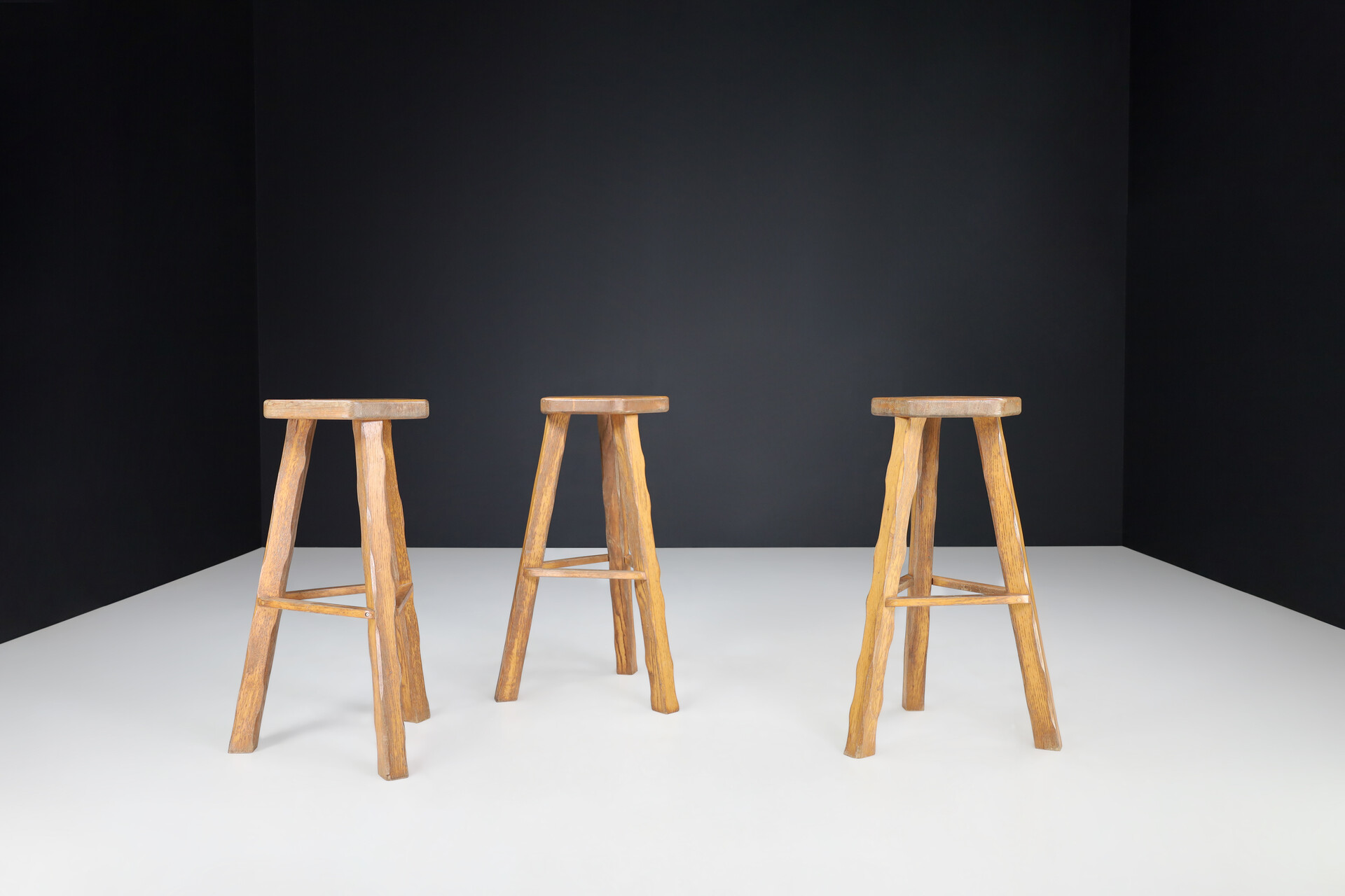 Brutalist Olavi Hänninen Brutalist Elm Wood Bar Stools, Finland 1960s Mid-20th century