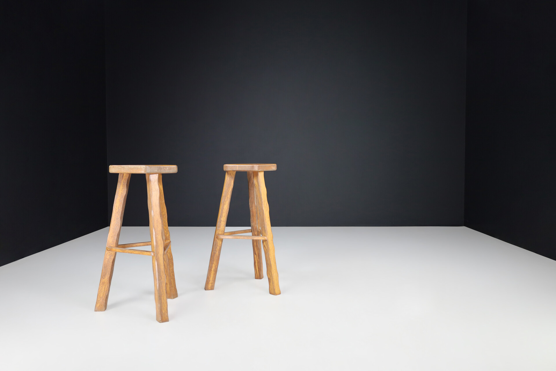 Brutalist Olavi Hänninen Brutalist Elm Wood Bar Stools, Finland 1960s Mid-20th century