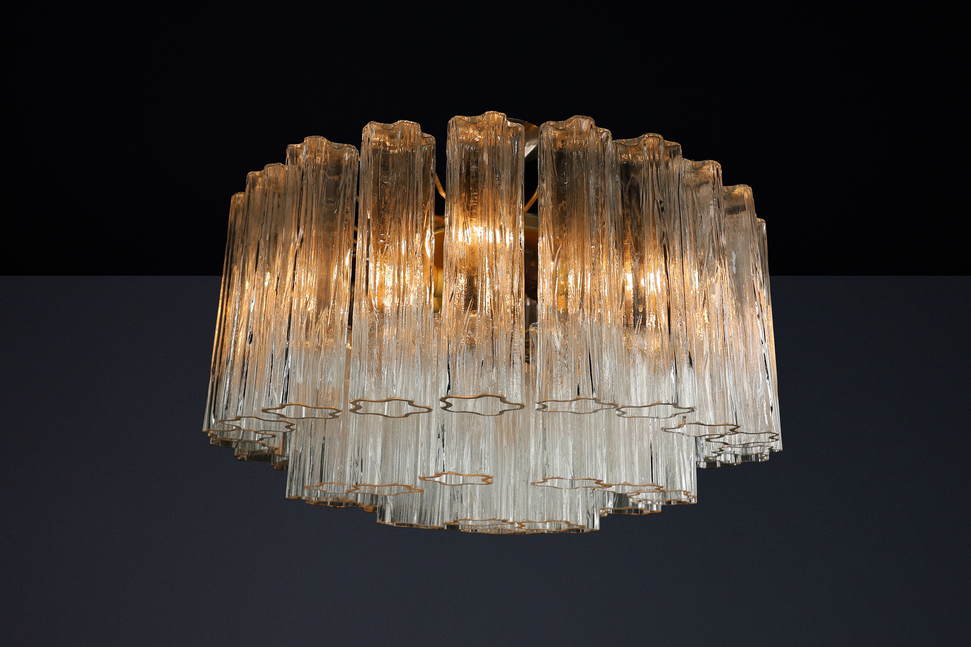 Large Mid-Century Venini Chandelier featuring Murano ice glass, Italy, 1960s. Mid-20th century