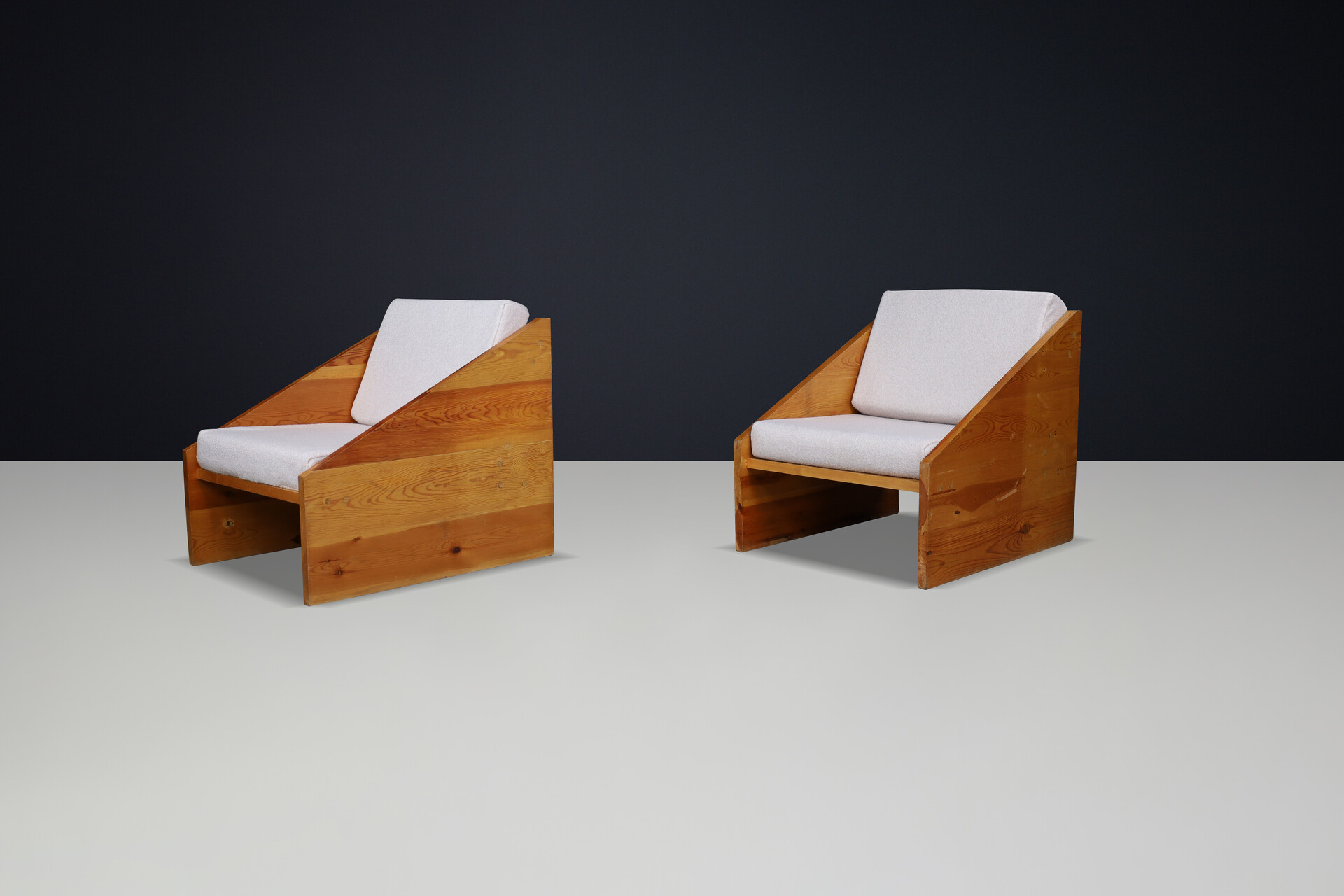 Large modernist armchairs in solid pine wood, Spain 1970 Late-20th century