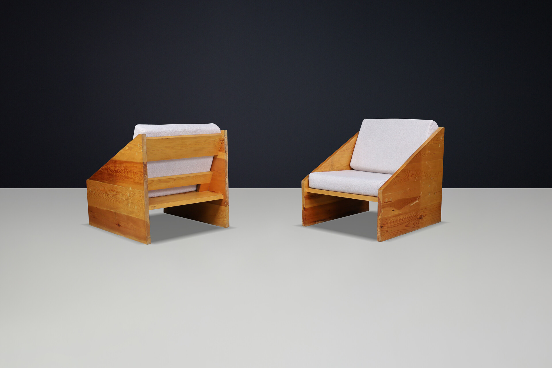 Large modernist armchairs in solid pine wood, Spain 1970 Late-20th century