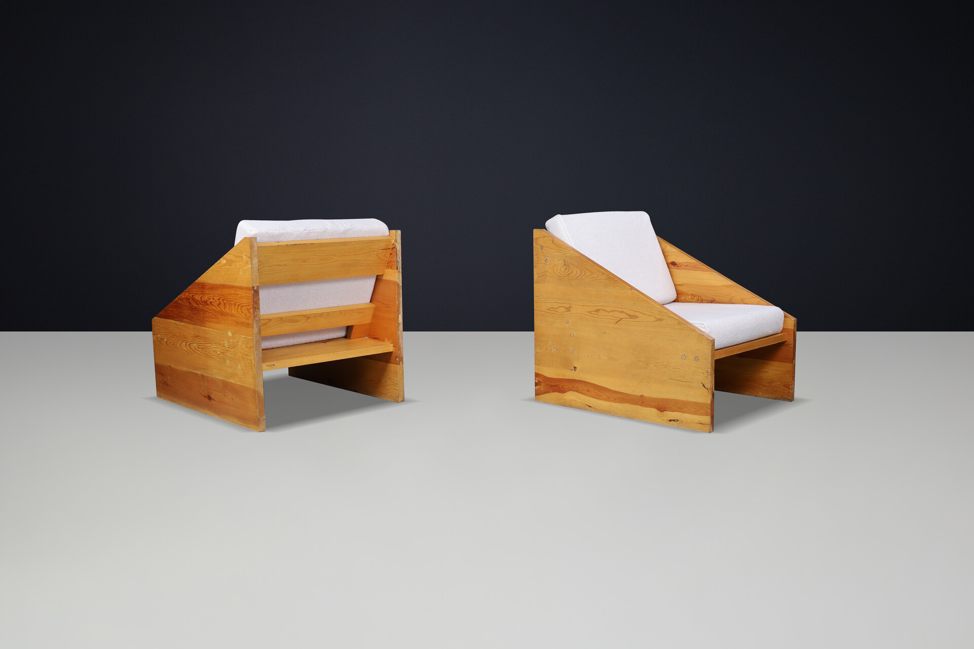 Large modernist armchairs in solid pine wood, Spain 1970 Late-20th century