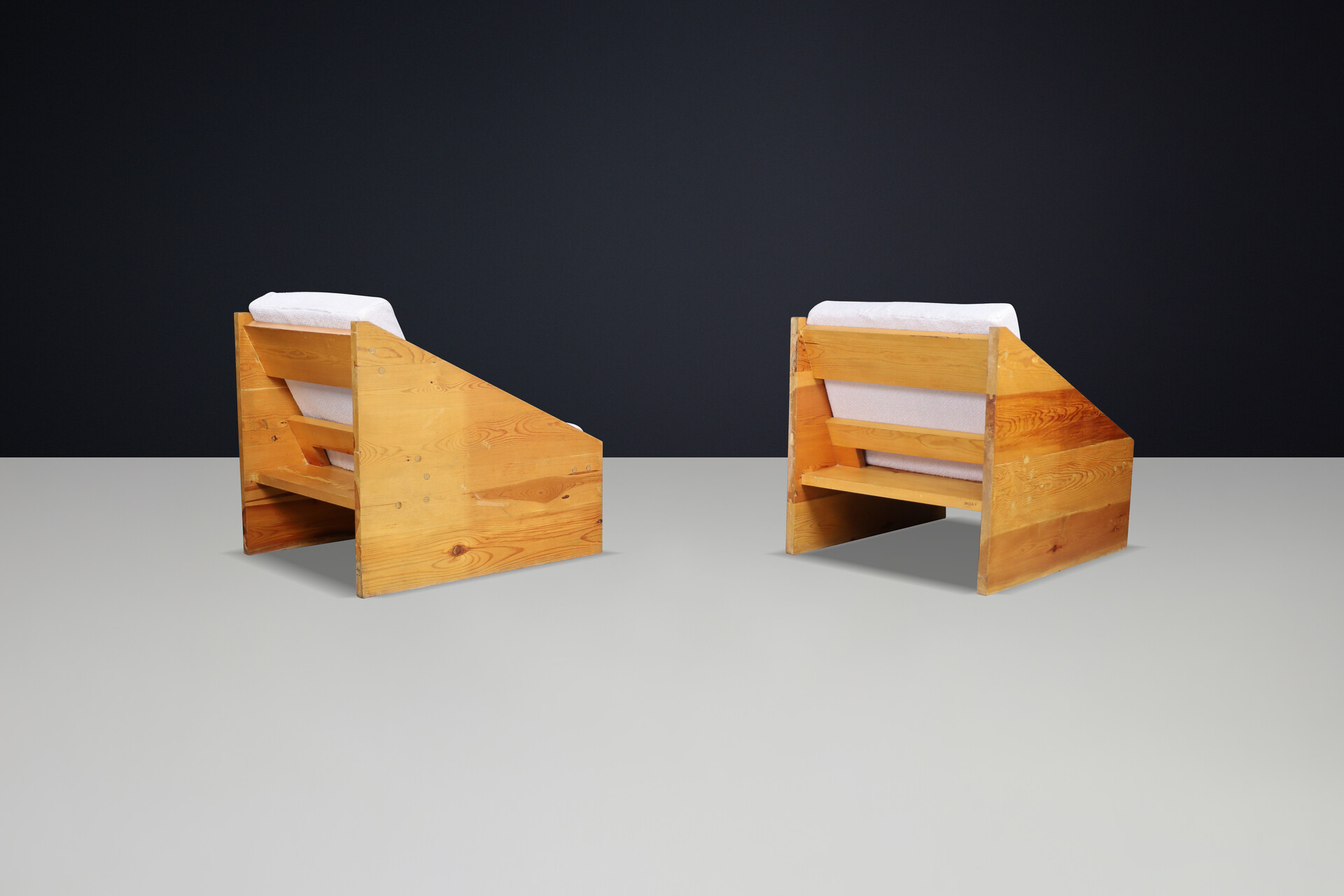 Large modernist armchairs in solid pine wood, Spain 1970 Late-20th century