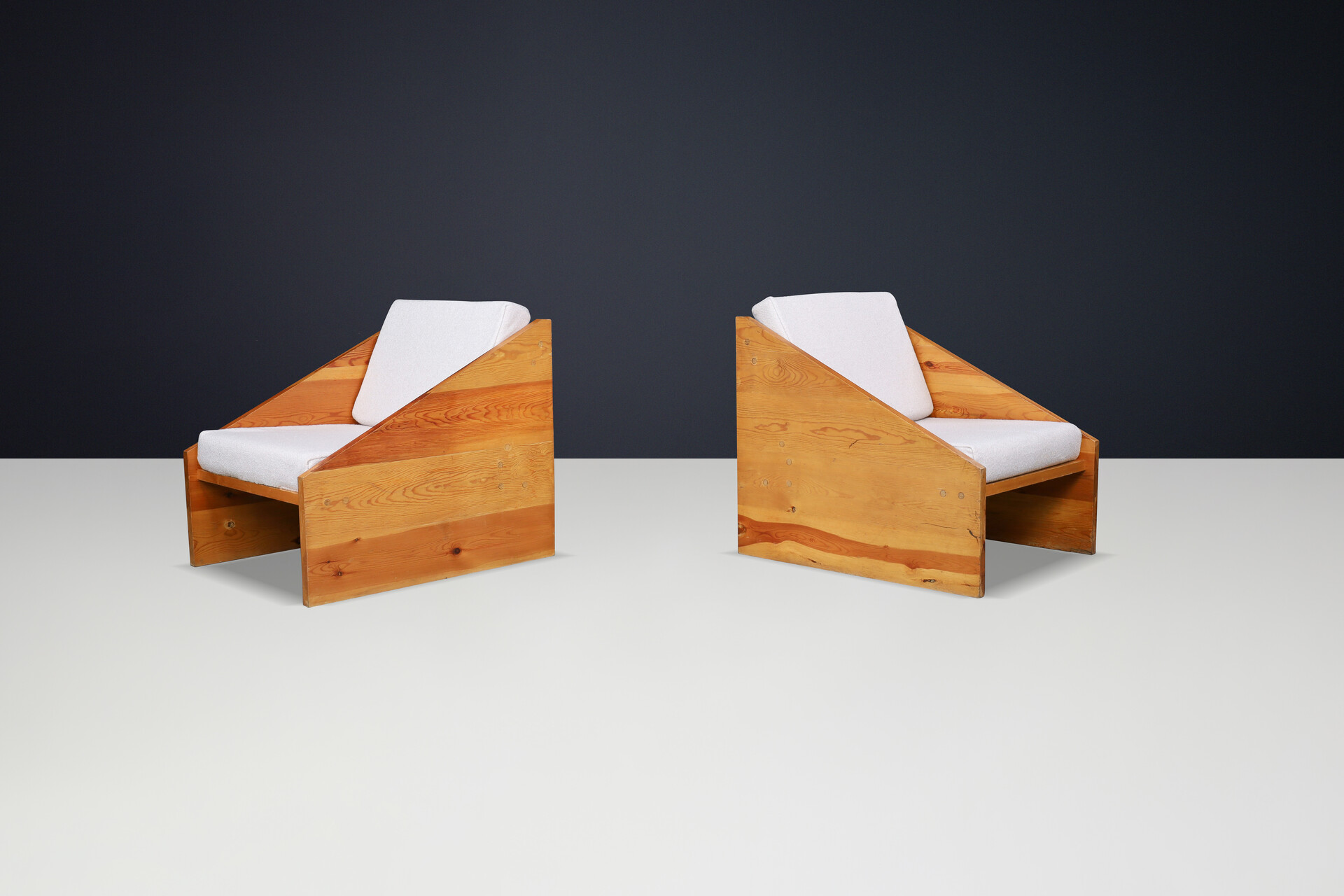 Large modernist armchairs in solid pine wood, Spain 1970 Late-20th century