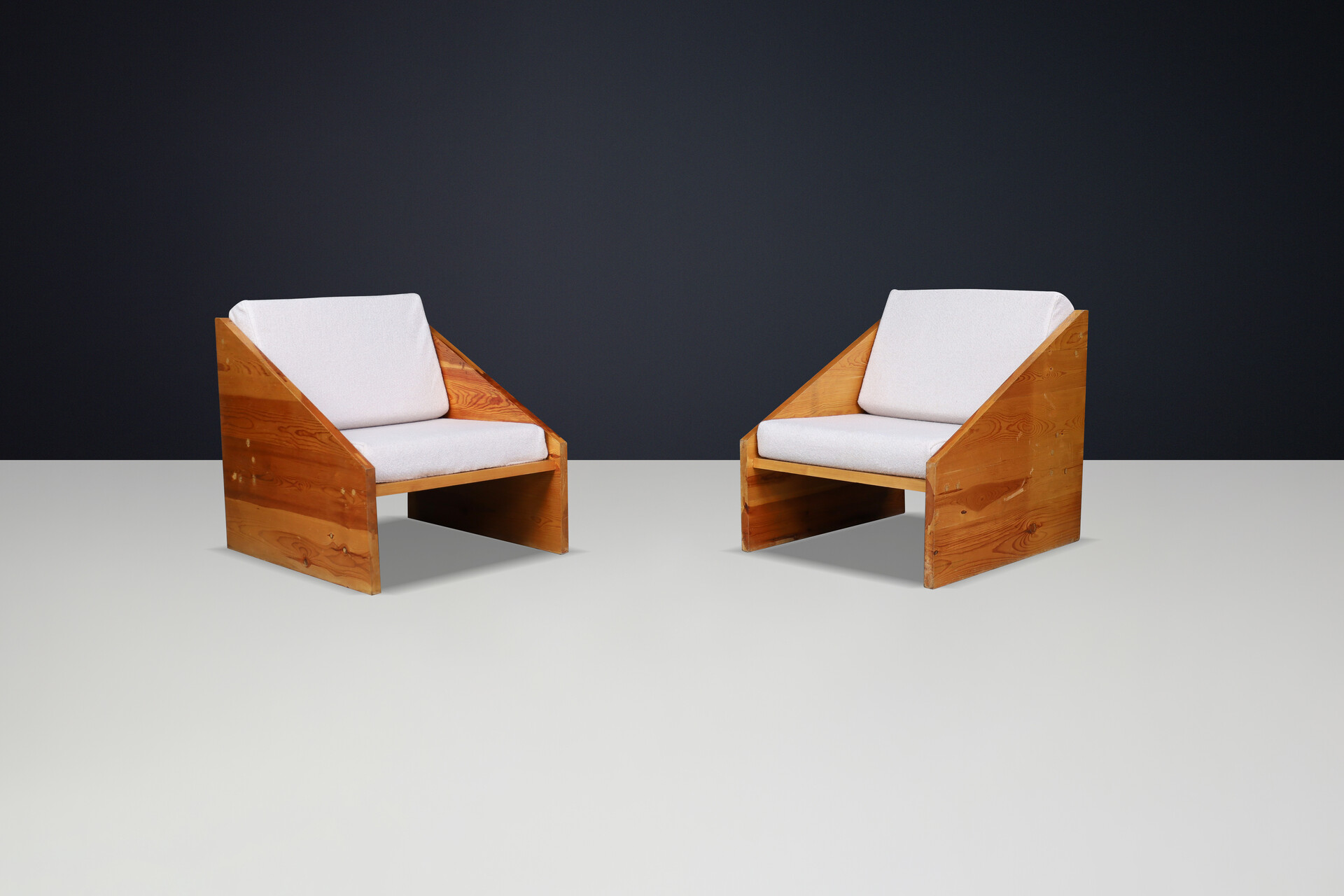 Large modernist armchairs in solid pine wood, Spain 1970 Late-20th century