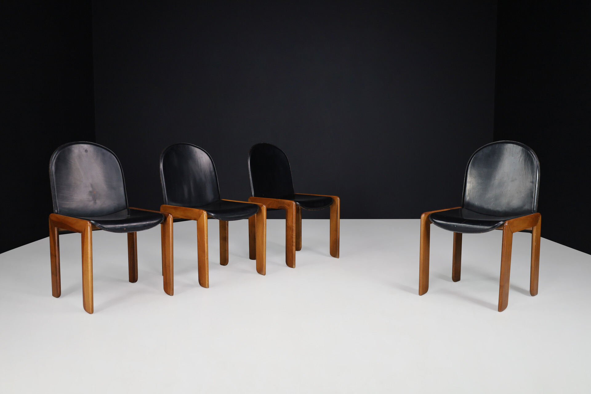 Mid century modern Afra & Tobia Scarpa Dining Chairs in leather and walnut, italy 1960s Mid-20th century