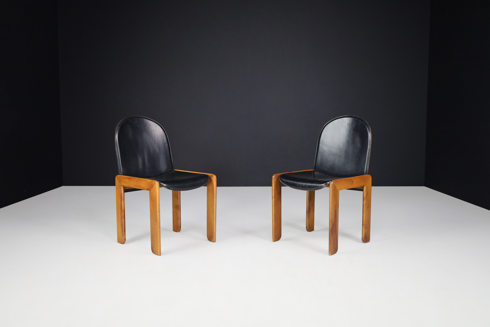 Mid century modern Afra & Tobia Scarpa Dining Chairs in leather and walnut, italy 1960s Mid-20th century