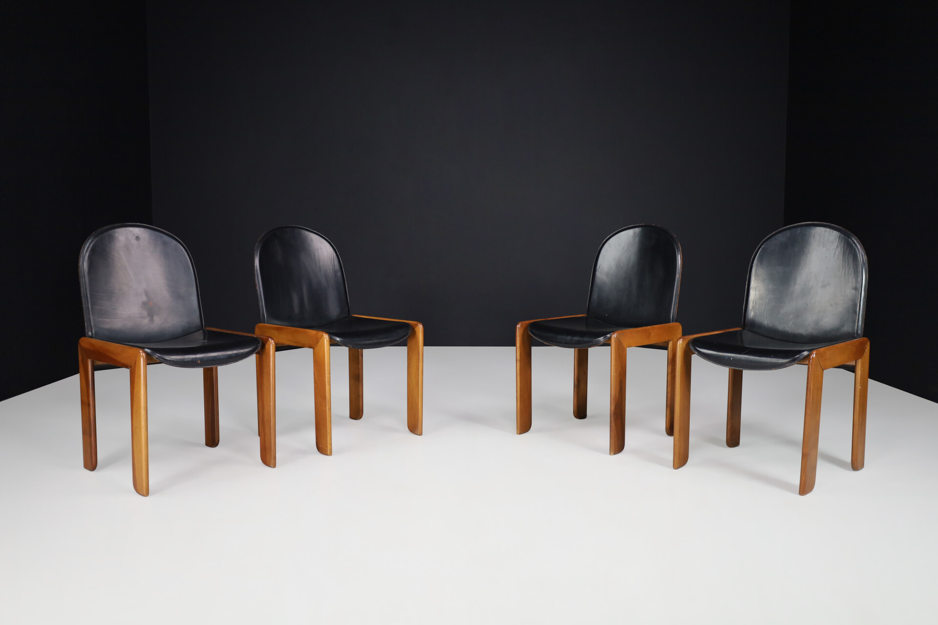 Mid century modern Afra & Tobia Scarpa Dining Chairs in leather and walnut, italy 1960s Mid-20th century