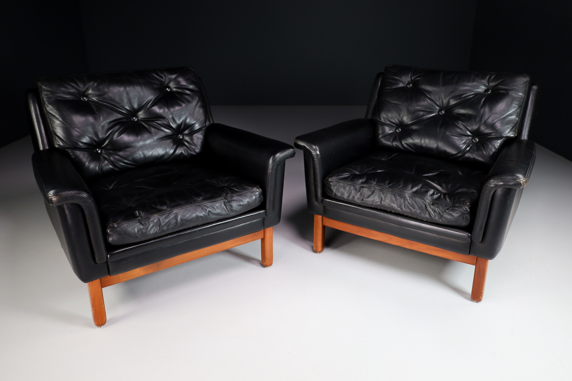 Mid century modern Armchairs / lounge chairs in Leather, Germany 1960s Mid-20th century