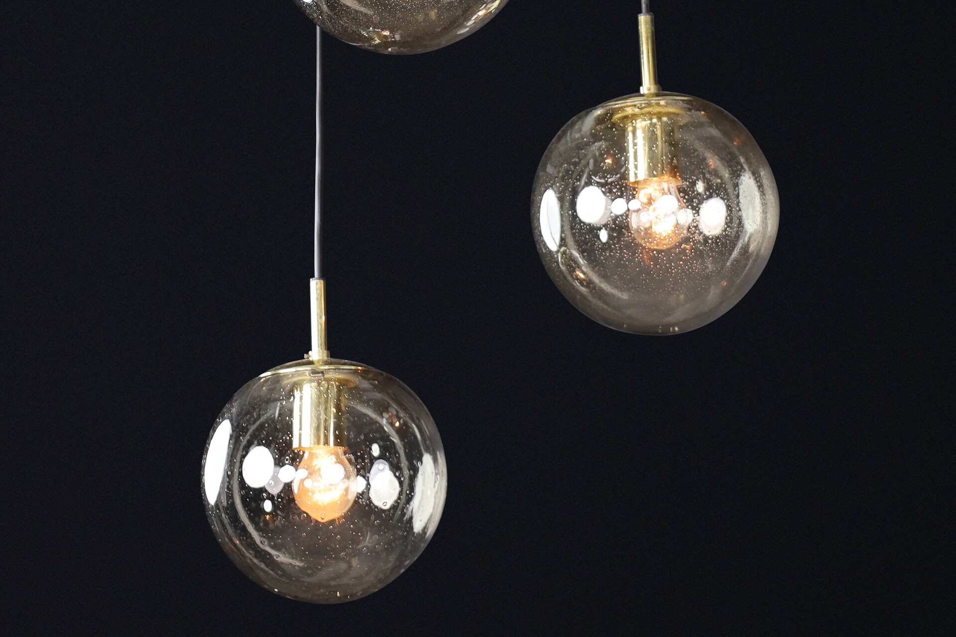 Mid century modern Brass Cascade with three Hand Blown Globes ( dia 20 cm ), Glashütte Limburg 1960s Mid-20th century