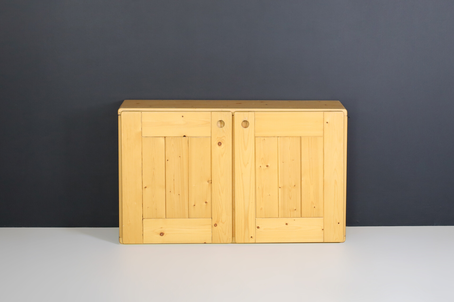 Mid century modern Charlotte Perriand Pine Hanging cupboard for Les Arcs, France 1960s Mid-20th century
