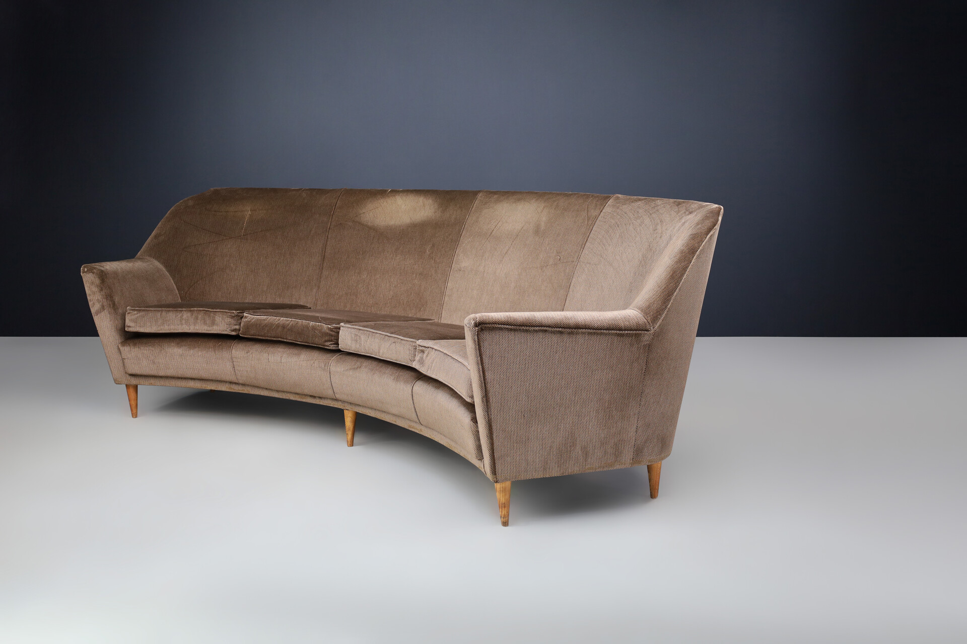 Mid century modern Curved Sofa by Ico Parisi in original Fabric, Italy, 1950s Mid-20th century