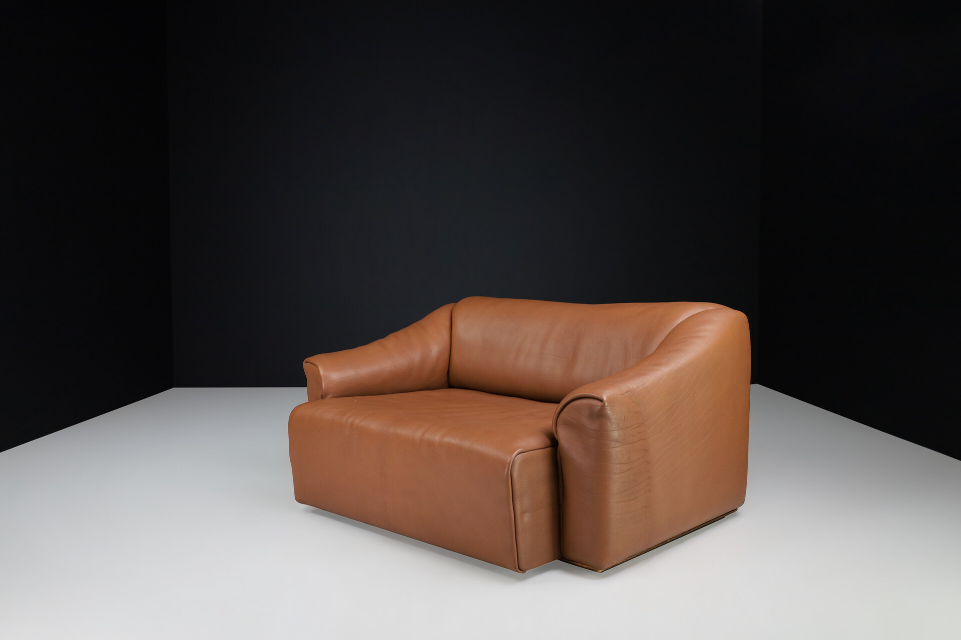 Mid century modern De Sede DS-47 Neck Leather Two-seat Sofa from Switzerland 1970s Late-20th century