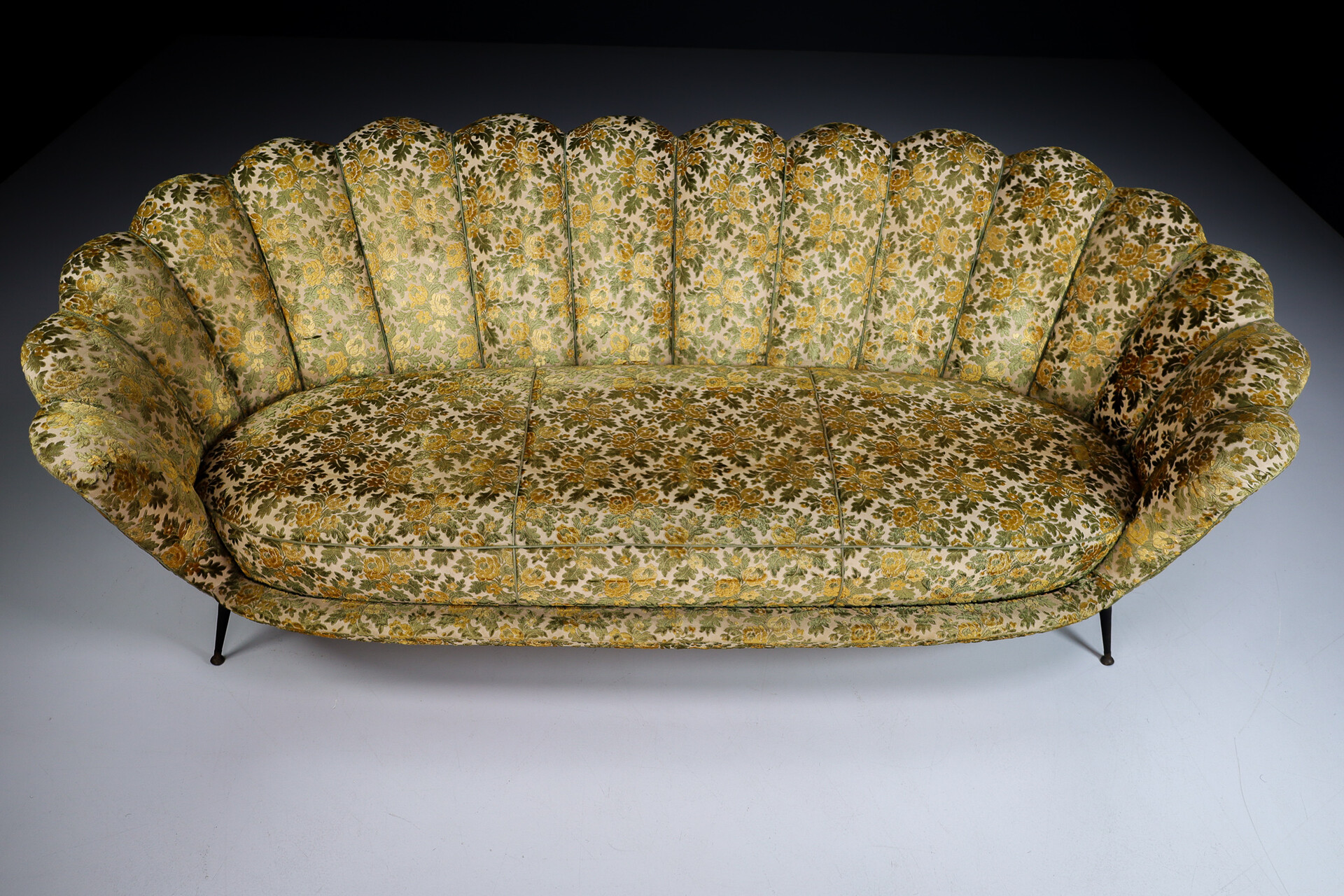 Mid century modern Elegant Fan Curved Lounge sofa In Original Floral Upholstery, Italy 1950s Mid-20th century