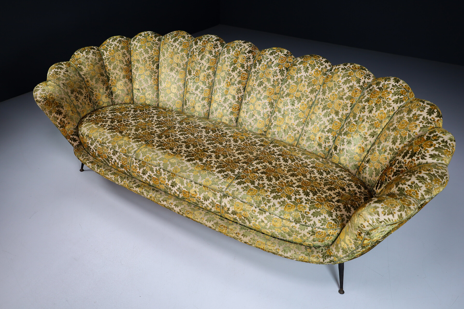 Mid century modern Elegant Fan Curved Lounge sofa In Original Floral Upholstery, Italy 1950s Mid-20th century