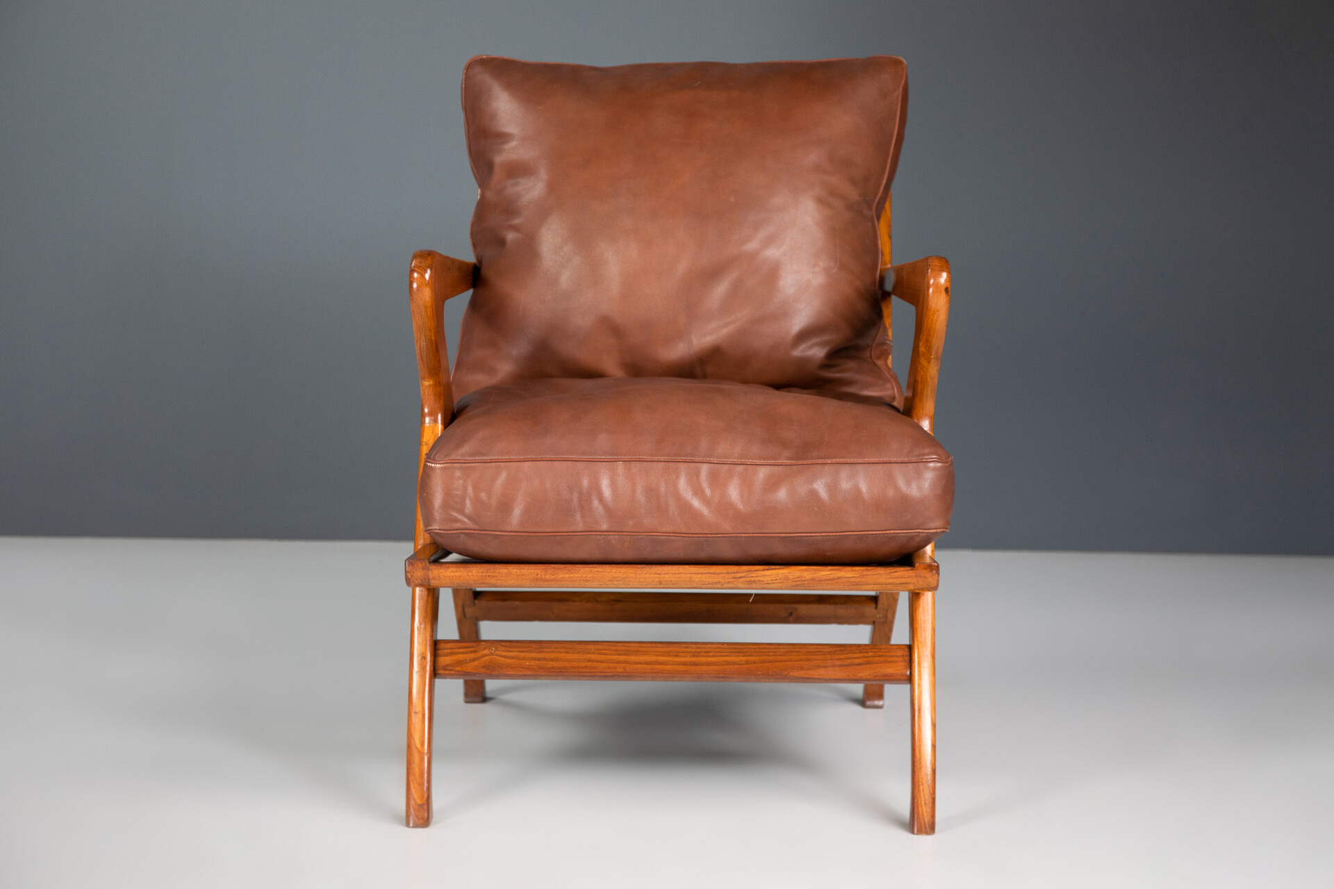 Mid century modern Elegant Lounge chair in oak and leather , Italy 1950s Mid-20th century