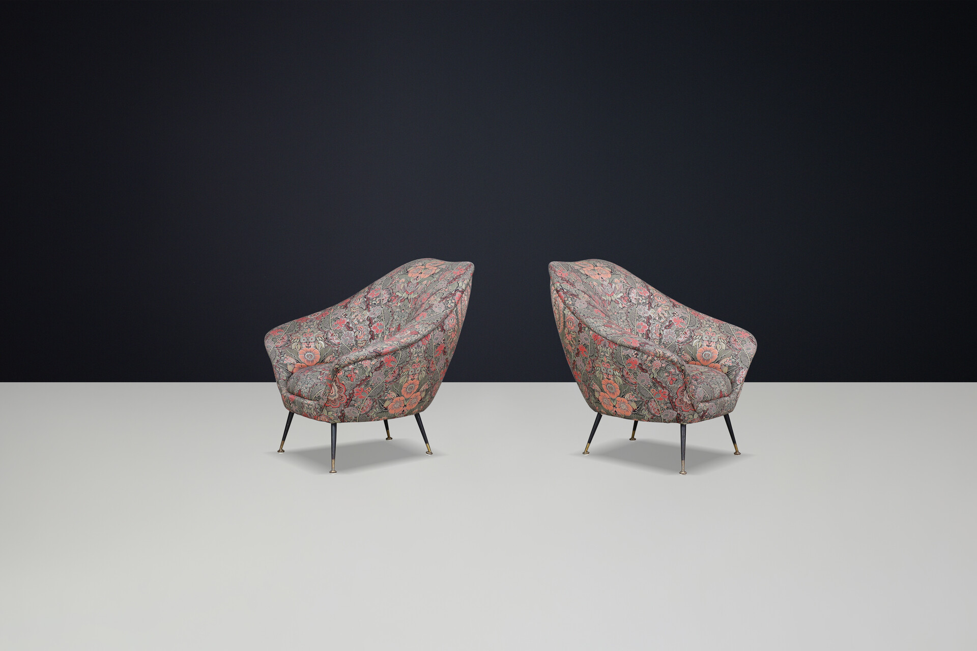 Mid century modern Federico Munari Armchairs in Original Floral Upholstery with Brass Feets, Italy 1950s Mid-20th century