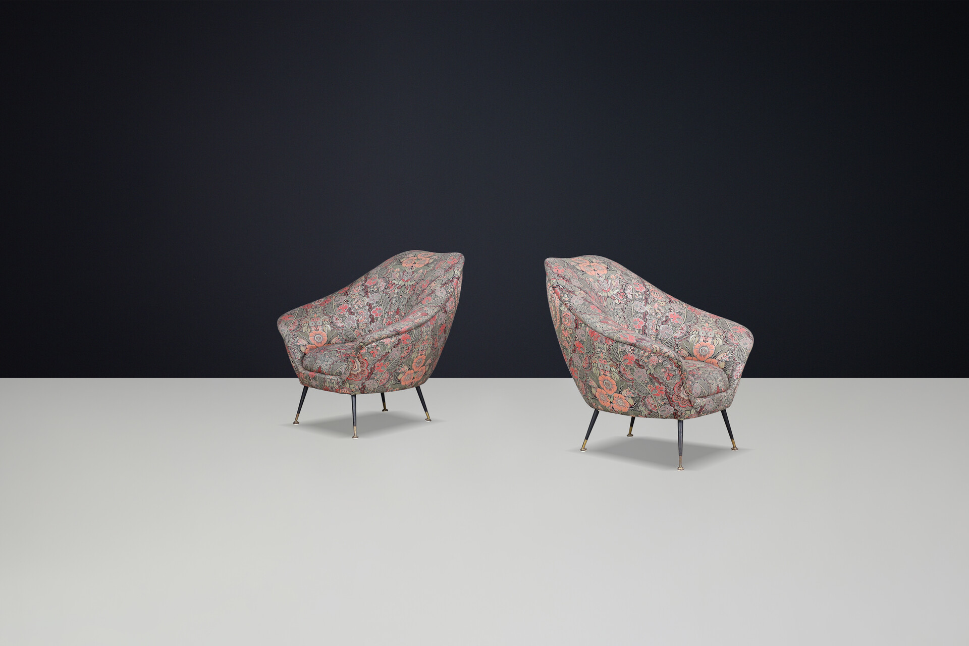 Mid century modern Federico Munari Armchairs in Original Floral Upholstery with Brass Feets, Italy 1950s Mid-20th century