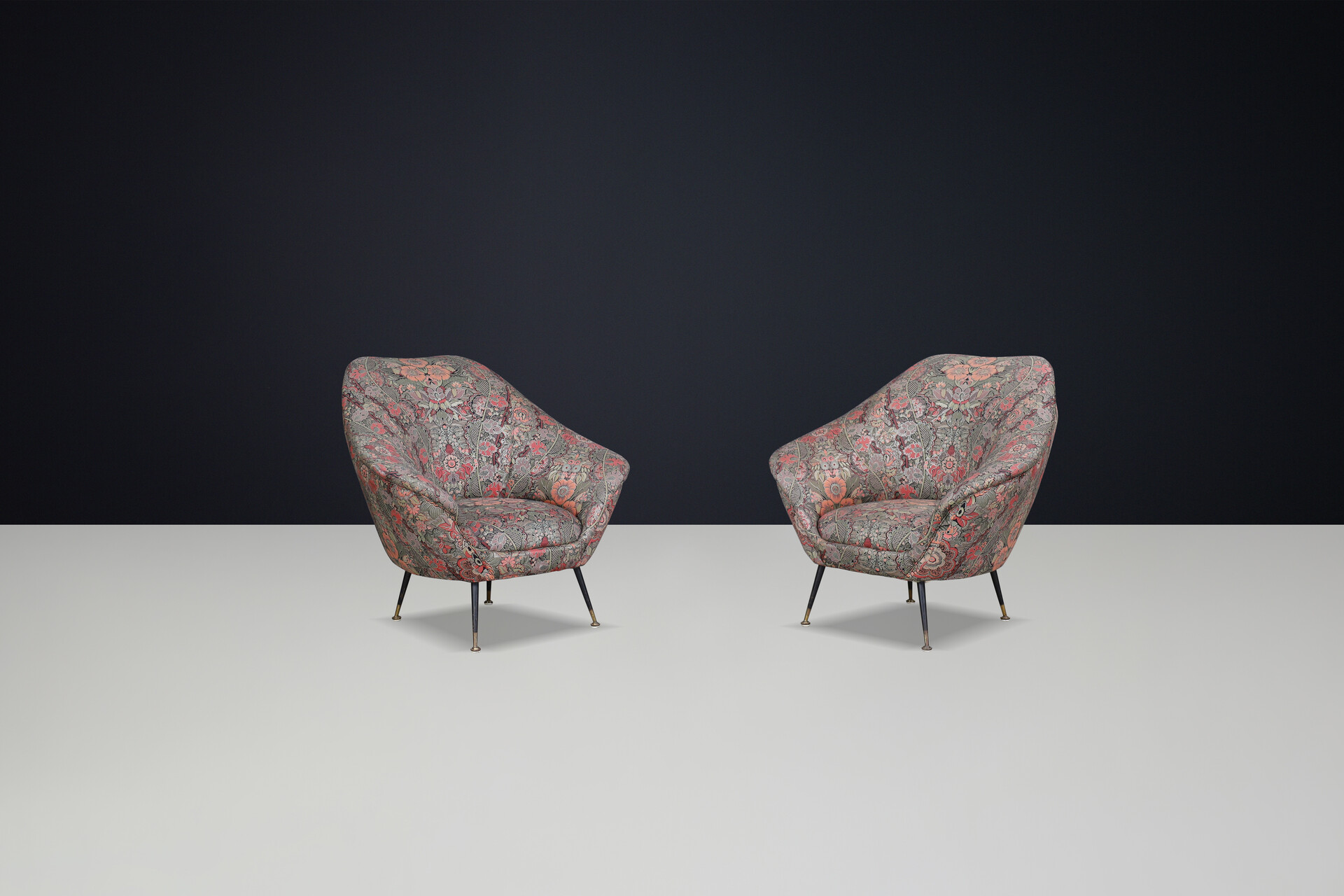 Mid century modern Federico Munari Armchairs in Original Floral Upholstery with Brass Feets, Italy 1950s Mid-20th century