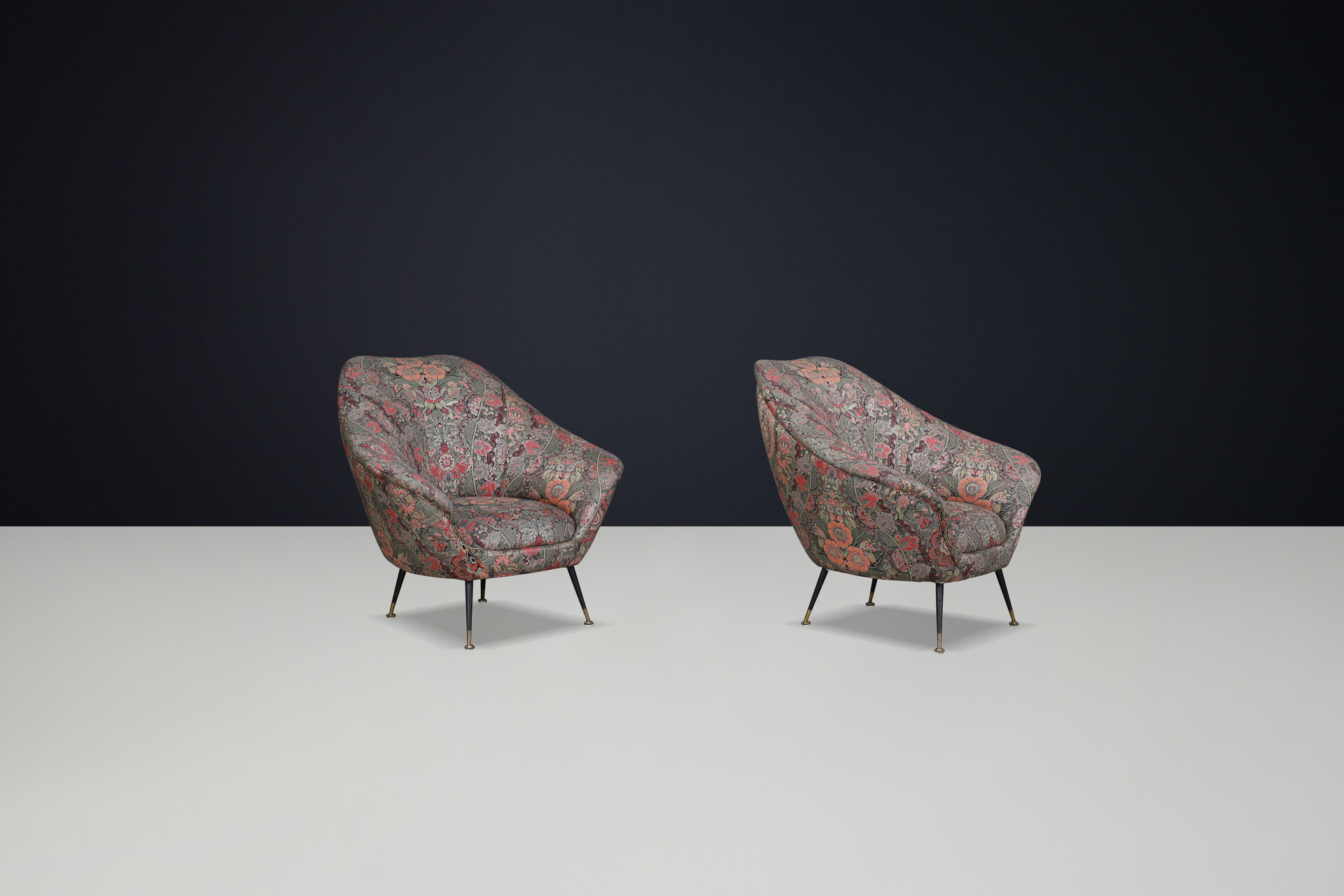 Mid century modern Federico Munari Armchairs in Original Floral Upholstery with Brass Feets, Italy 1950s Mid-20th century