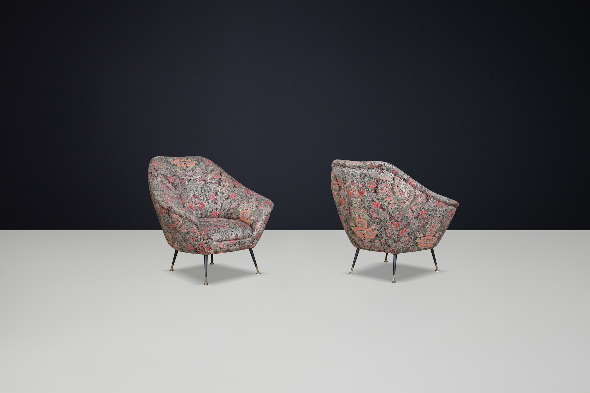 Mid century modern Federico Munari Armchairs in Original Floral Upholstery with Brass Feets, Italy 1950s Mid-20th century