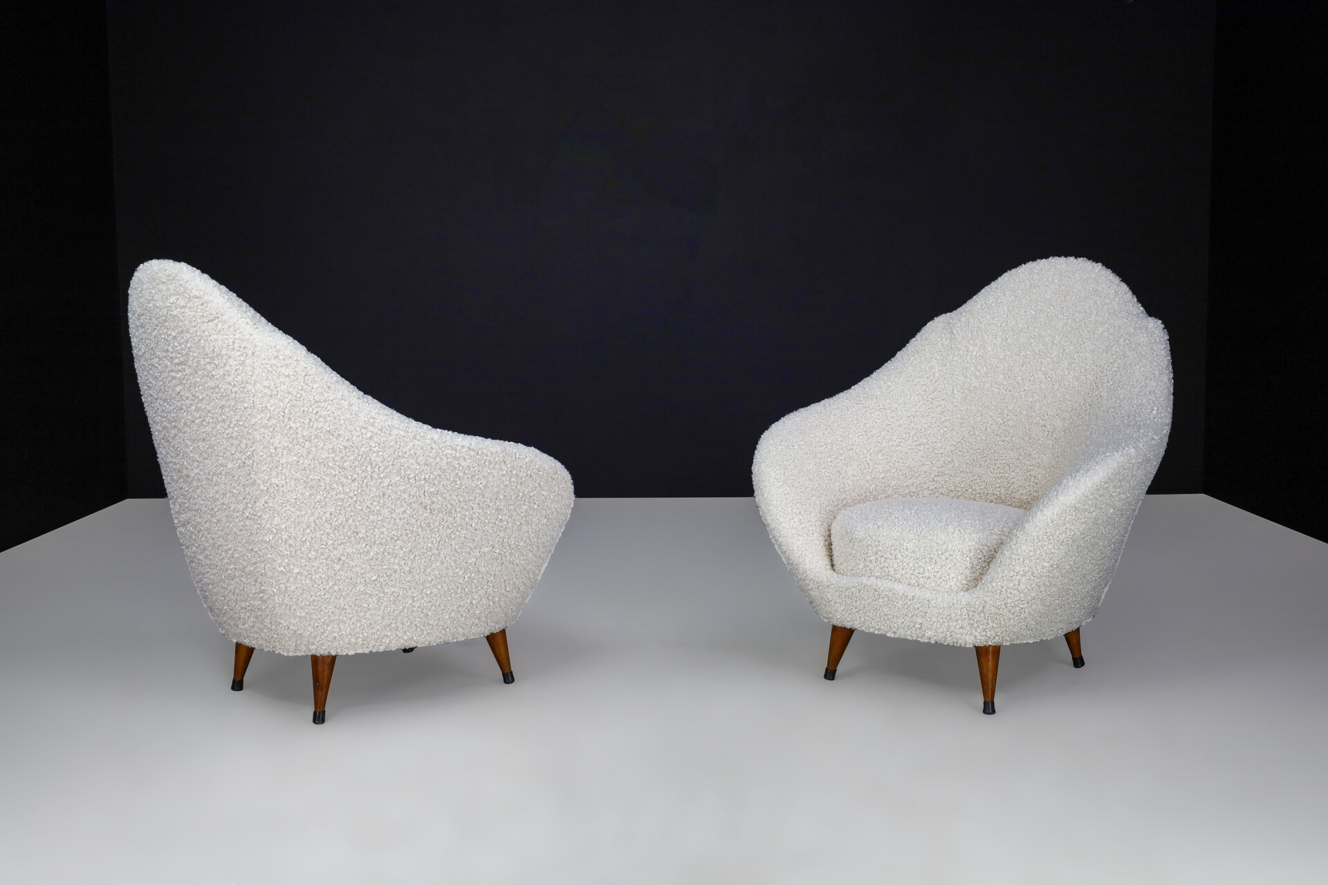 Mid century modern Federico Munari Lounge Chairs with Conical Feet and Teddy Upholstery, Italy 1940 Mid-20th century