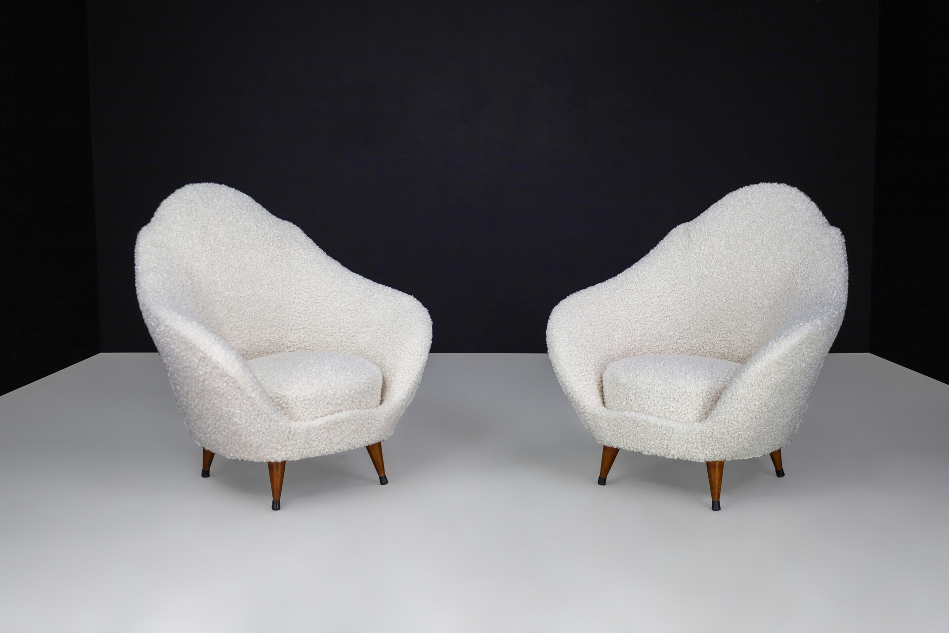 Mid century modern Federico Munari Lounge Chairs with Conical Feet and Teddy Upholstery, Italy 1940 Mid-20th century