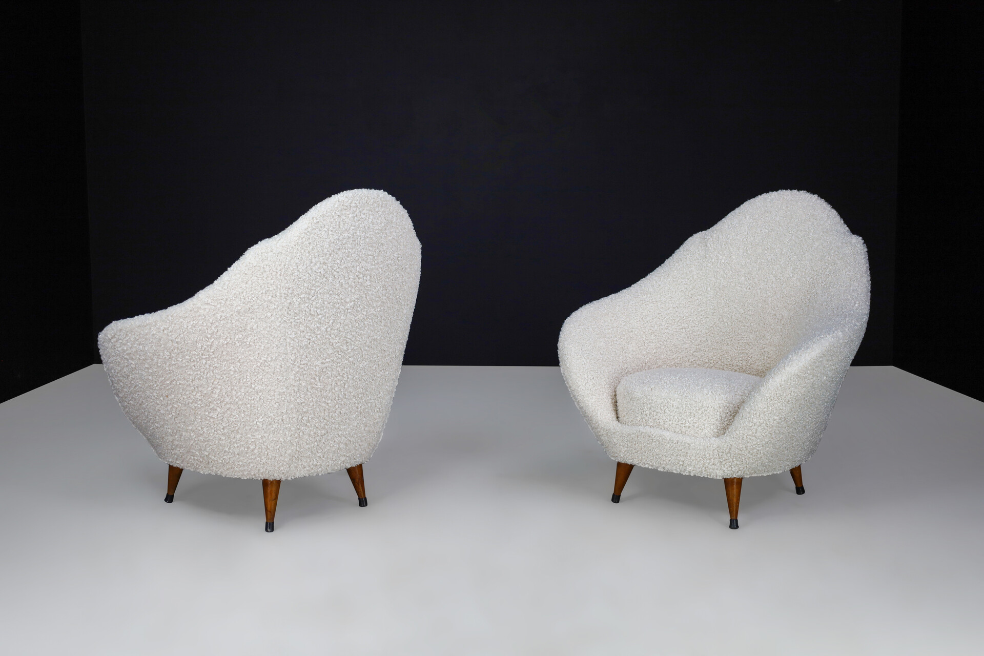 Mid century modern Federico Munari Lounge Chairs with Conical Feet and Teddy Upholstery, Italy 1940 Mid-20th century