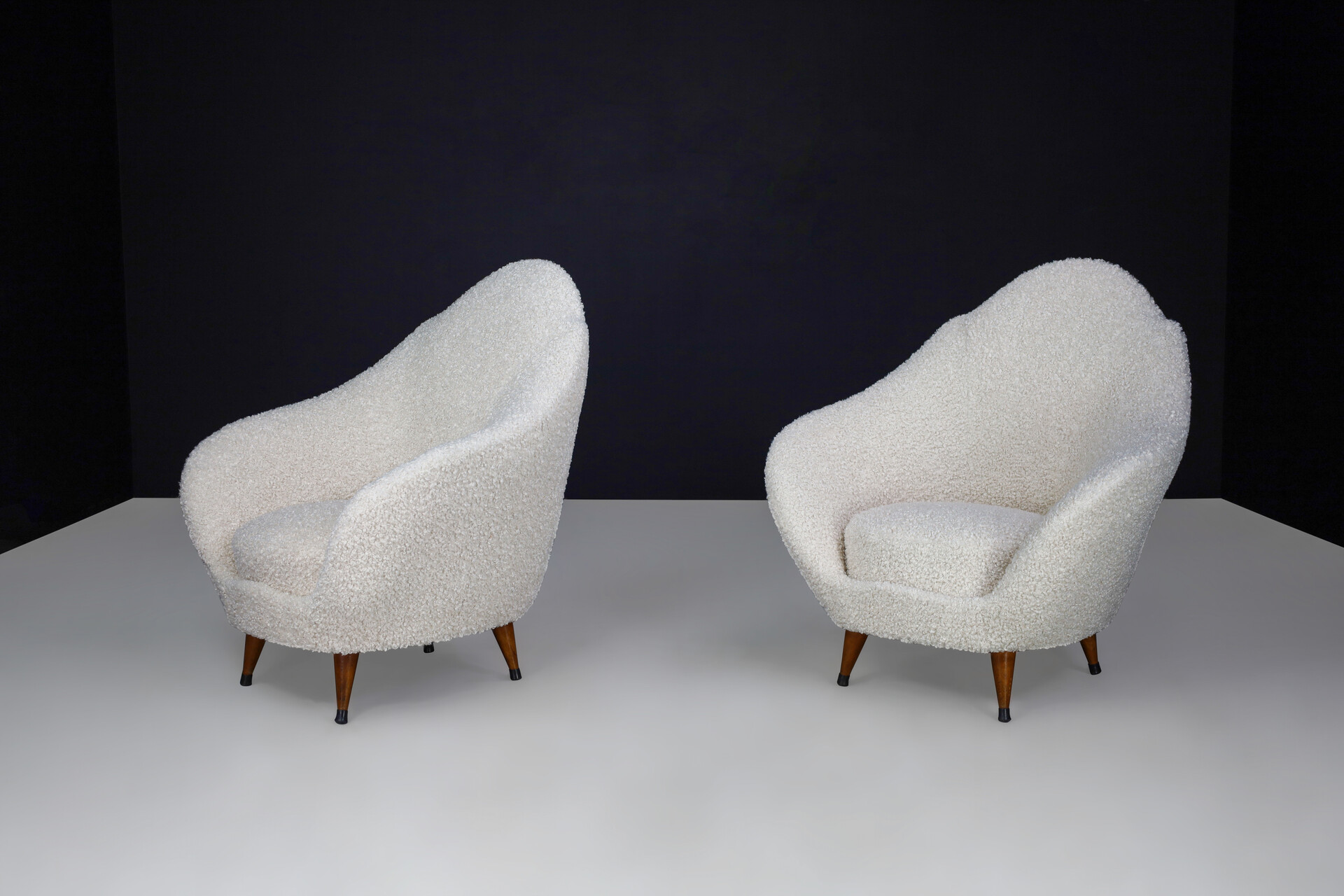 Mid century modern Federico Munari Lounge Chairs with Conical Feet and Teddy Upholstery, Italy 1940 Mid-20th century