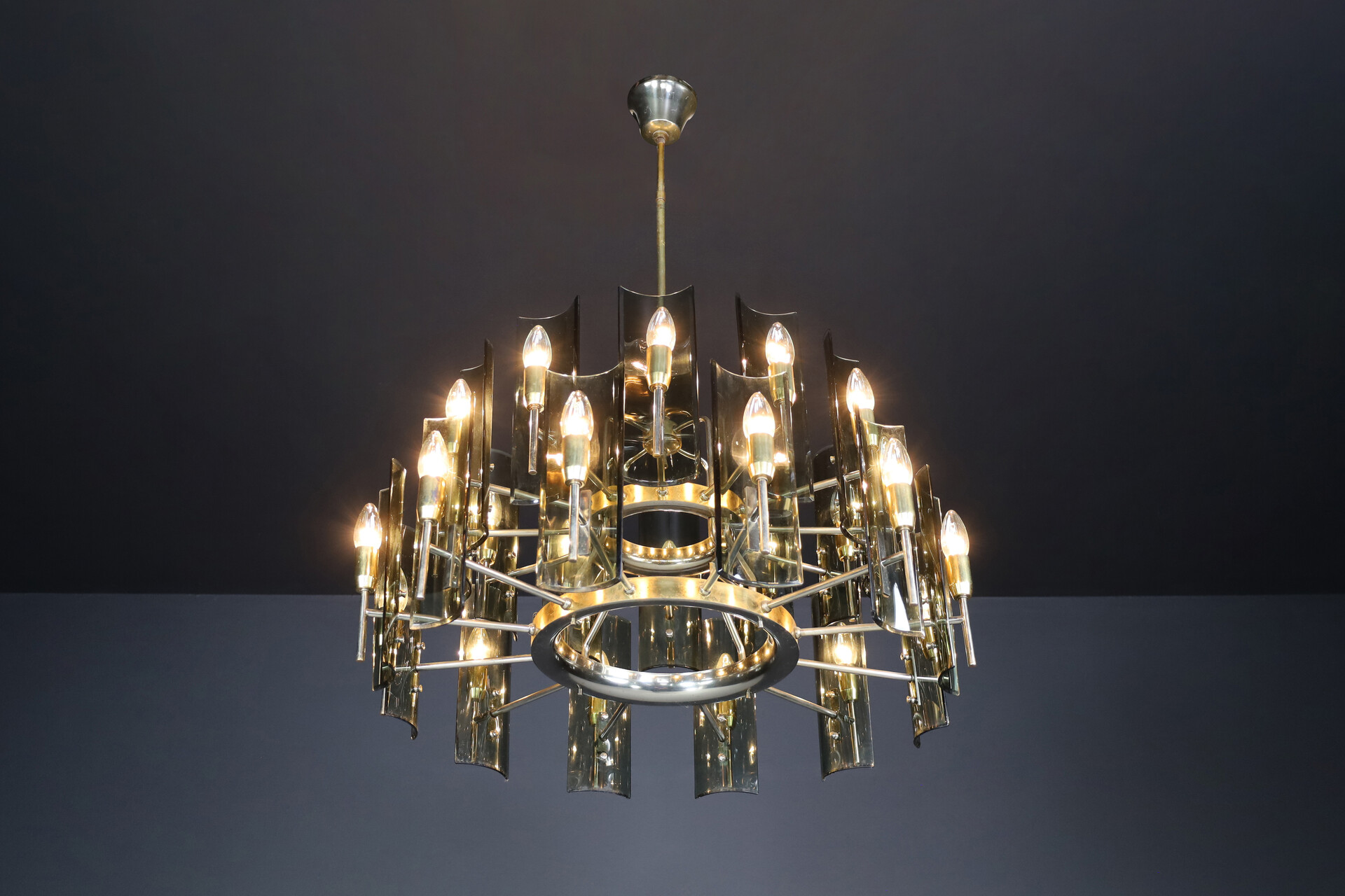 Mid century modern Gino Paroldo for Fontana Arte Large Chandelier in Brass and Curved Glass, Italy Mid-20th century