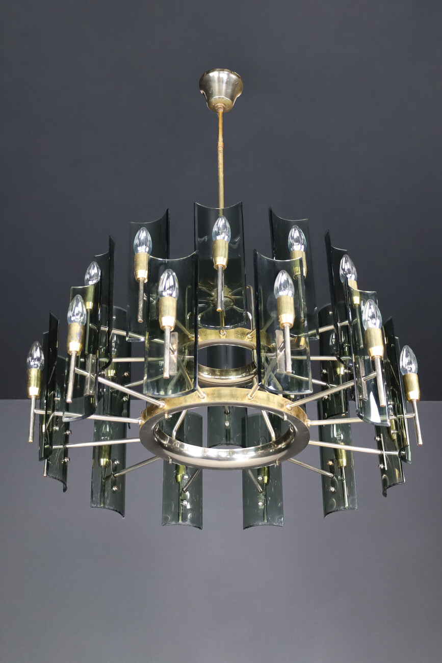 Mid century modern Gino Paroldo for Fontana Arte Large Chandelier in Brass and Curved Glass, Italy Mid-20th century