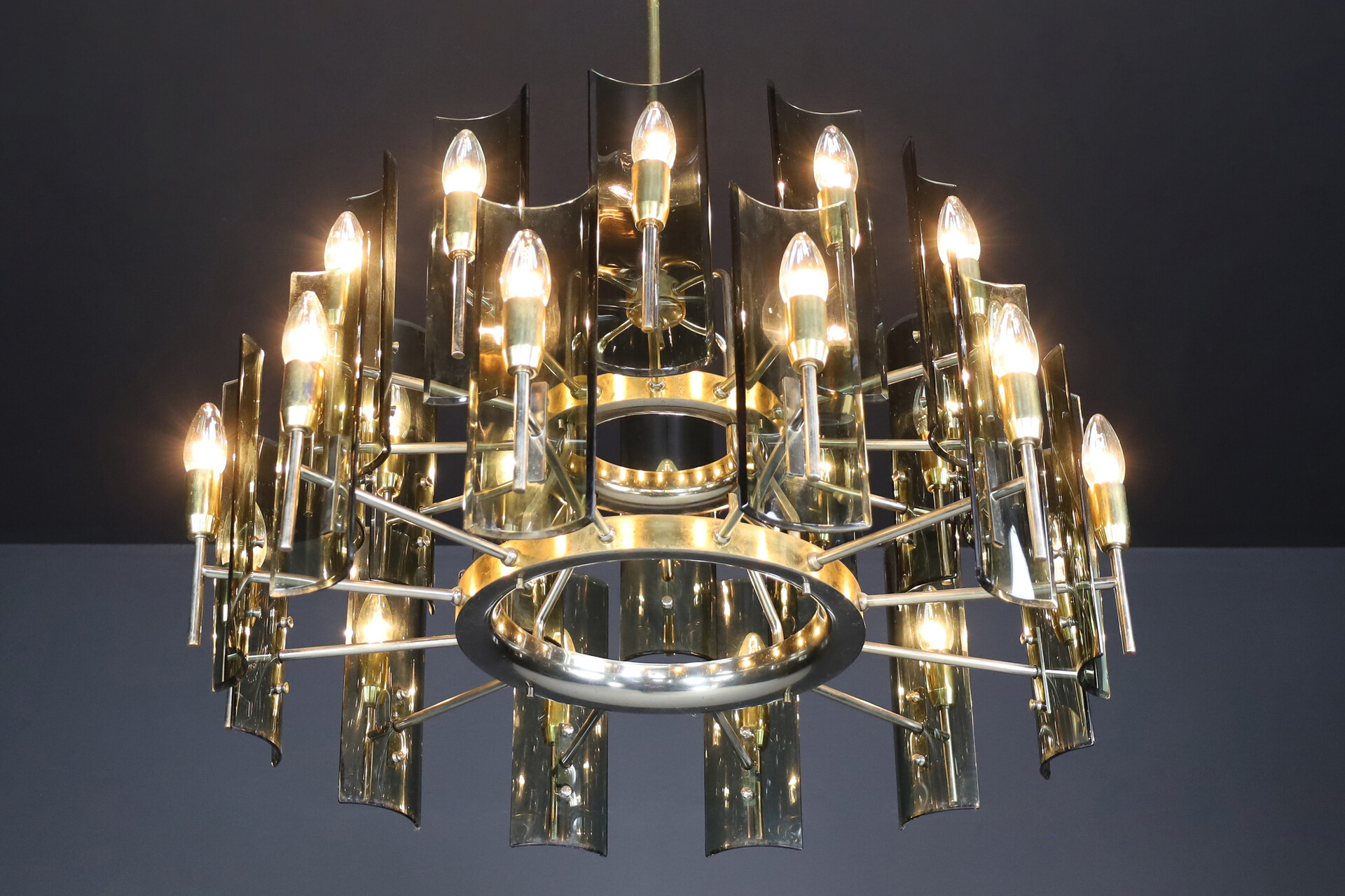 Mid century modern Gino Paroldo for Fontana Arte Large Chandelier in Brass and Curved Glass, Italy Mid-20th century