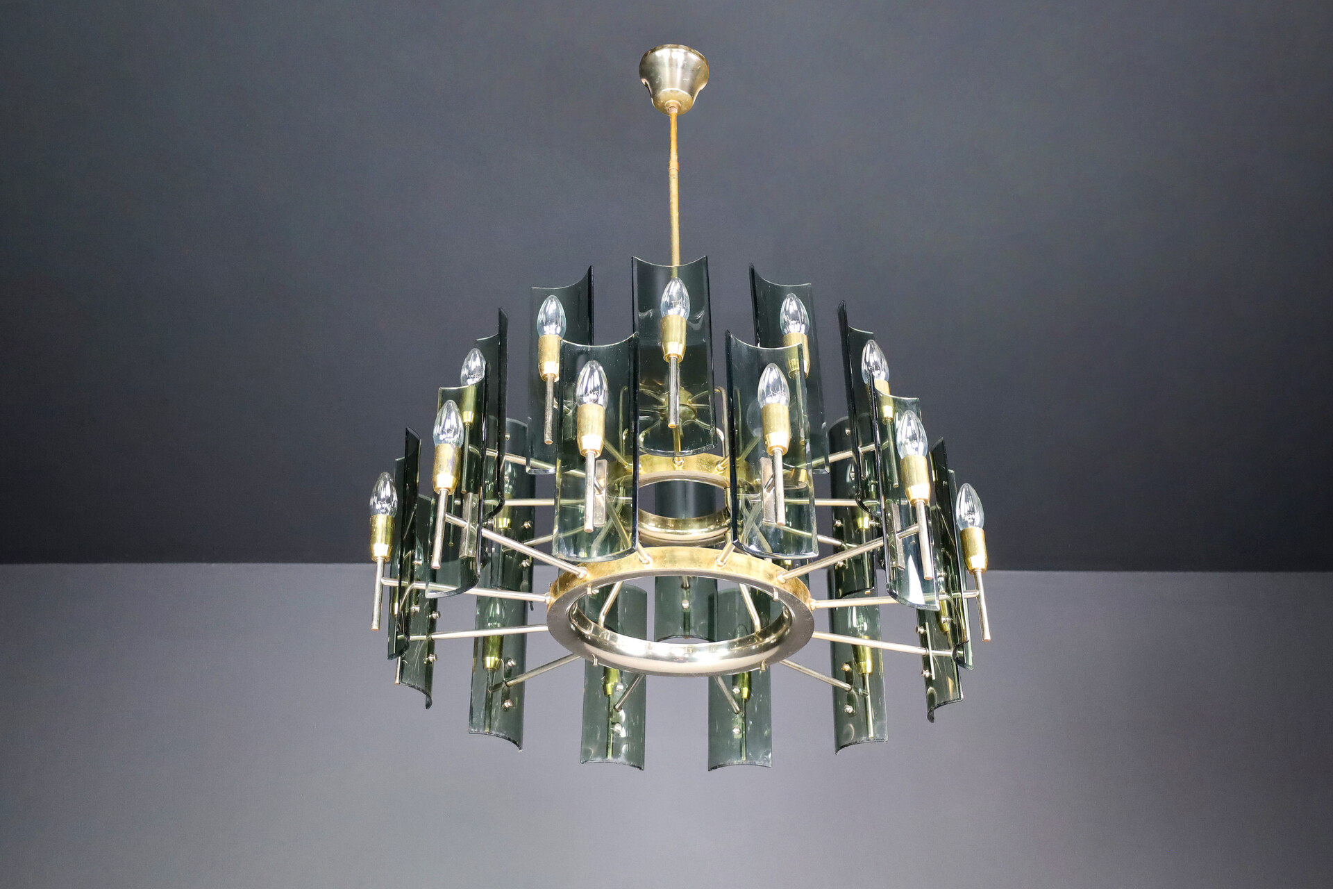 Mid century modern Gino Paroldo for Fontana Arte Large Chandelier in Brass and Curved Glass, Italy Mid-20th century