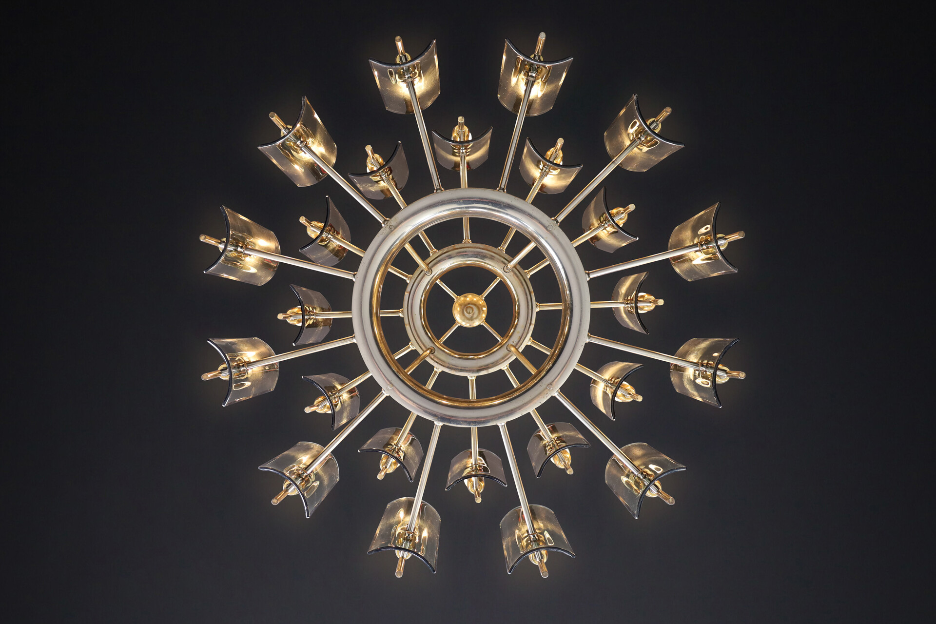 Mid century modern Gino Paroldo for Fontana Arte Large Chandelier in Brass and Curved Glass, Italy Mid-20th century