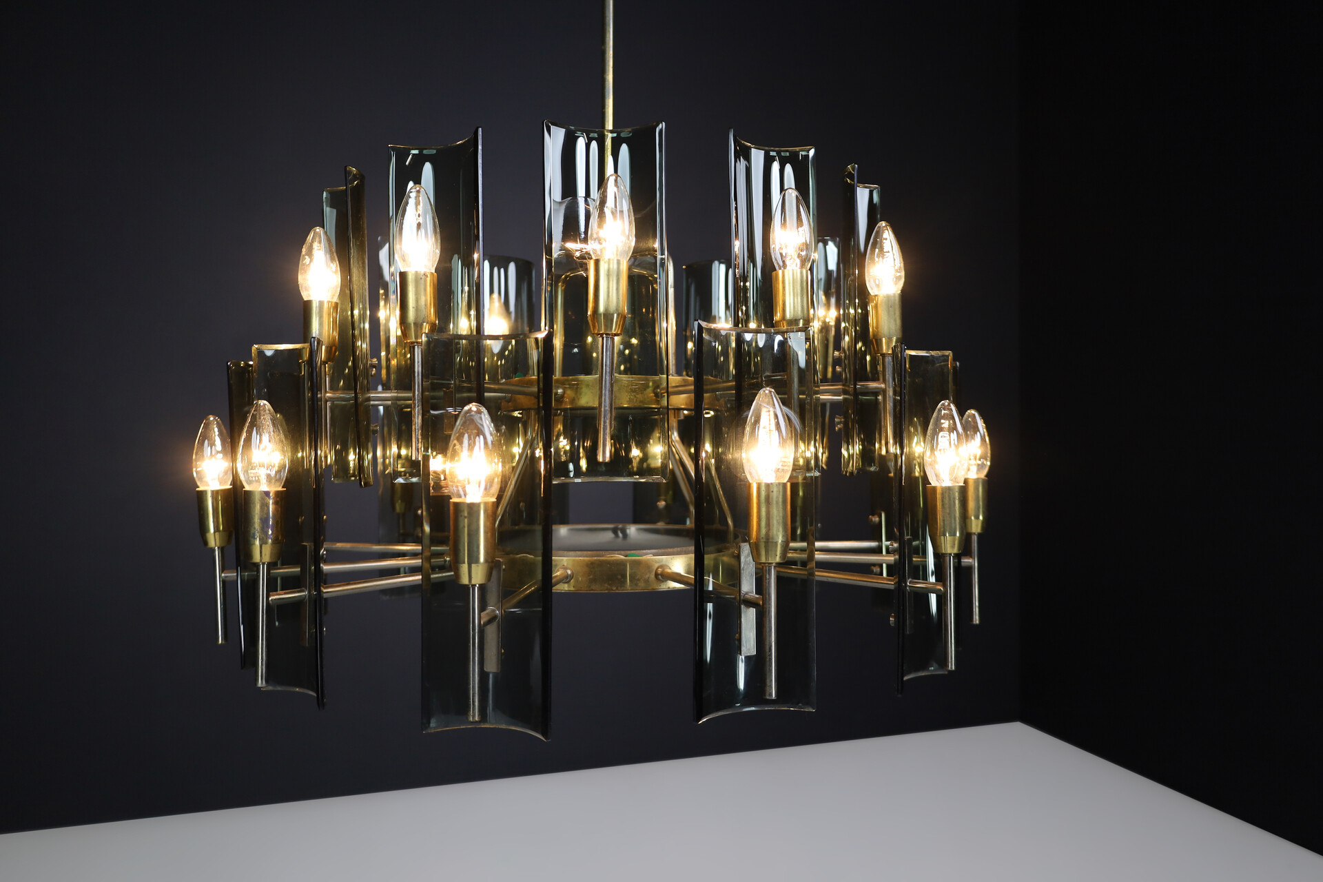 Mid century modern Gino Paroldo for Fontana Arte Large Chandelier in Brass and Curved Glass, Italy Mid-20th century