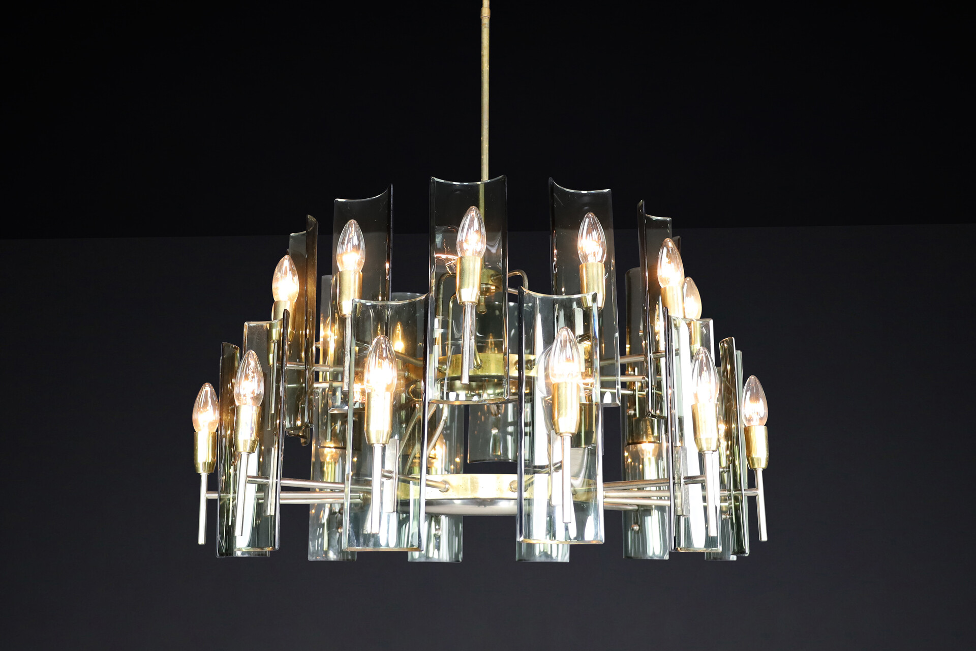 Mid century modern Gino Paroldo for Fontana Arte Large Chandelier in Brass and Curved Glass, Italy Mid-20th century